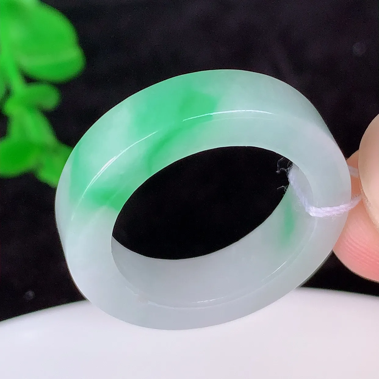 自然光实拍，冰润飘绿18mm内径翡翠指环，玉戒指，玉质莹润，好精美好冰润的指环， 上手纤巧！#16.1