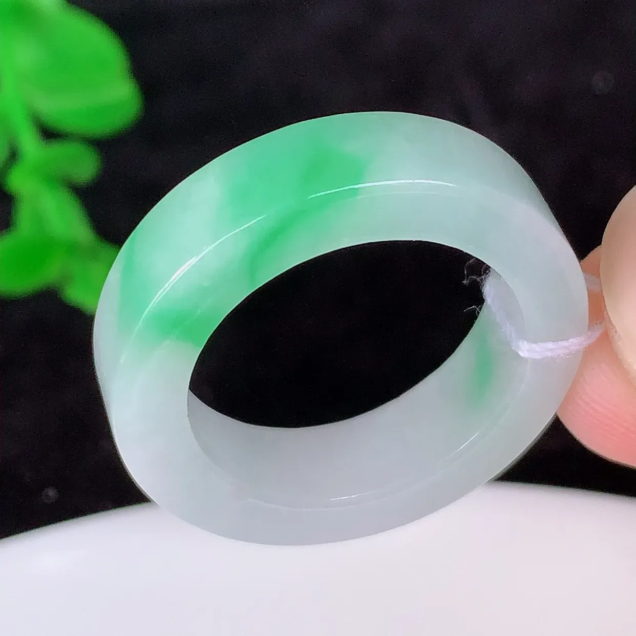自然光实拍，冰润飘绿18mm内径翡翠指环，玉戒指，玉质莹润，好精美好冰润的指环， 上手纤巧！#16.