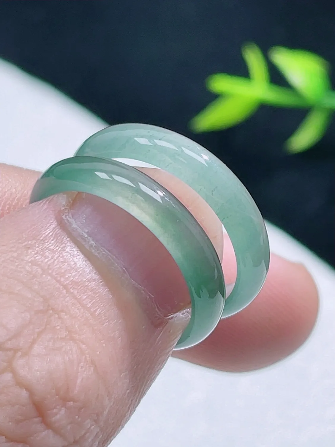 天然A货翡翠冰起光戒指一对   冰清玉洁   冰透水润  佩戴效果优雅大方（请在自然光欣赏）BC530  取一尺寸18-4.2-2mm    17号
