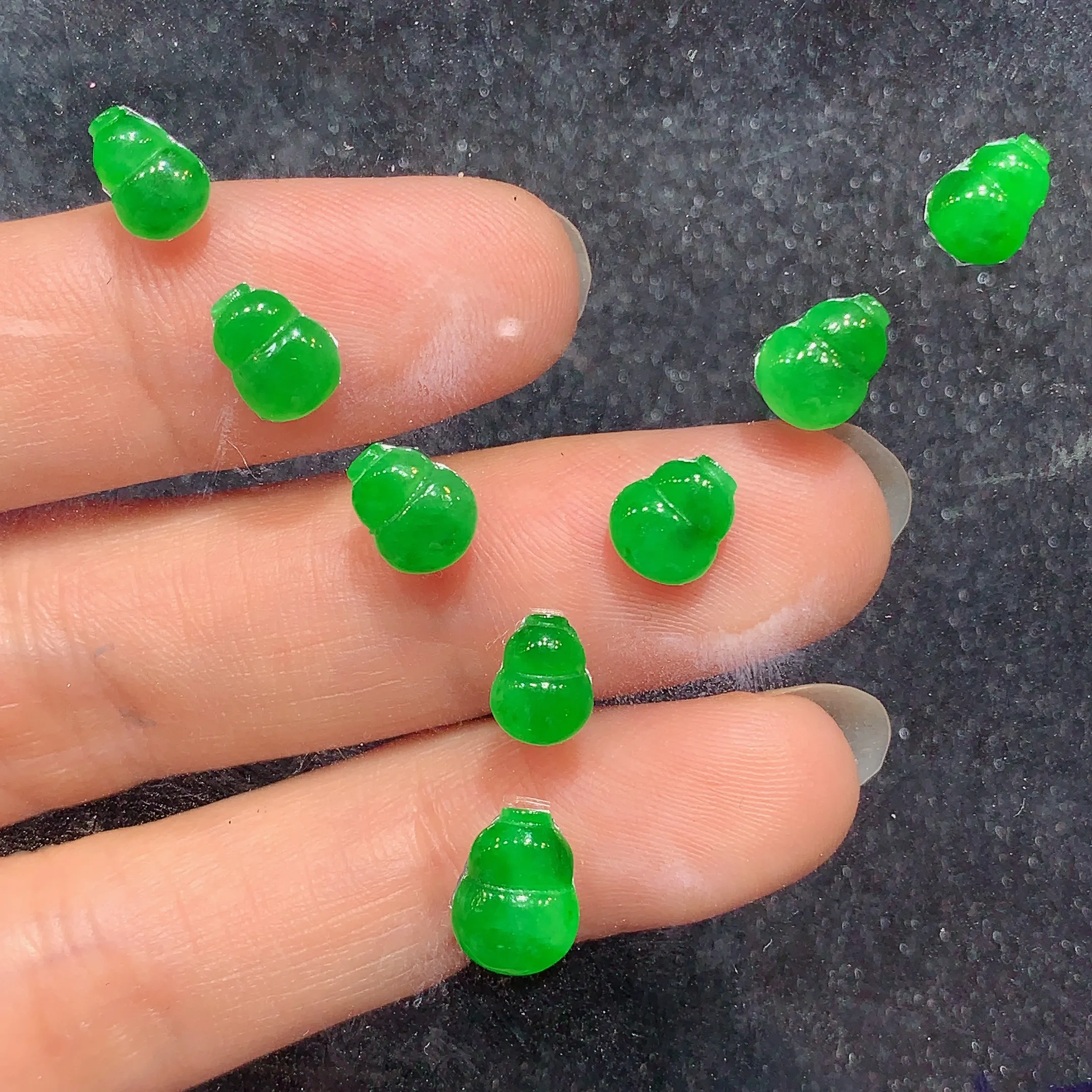 镶嵌款 满绿葫芦一手 玉质细腻 水润透亮 色泽艳丽 取一尺寸8.3*6.5*2.6