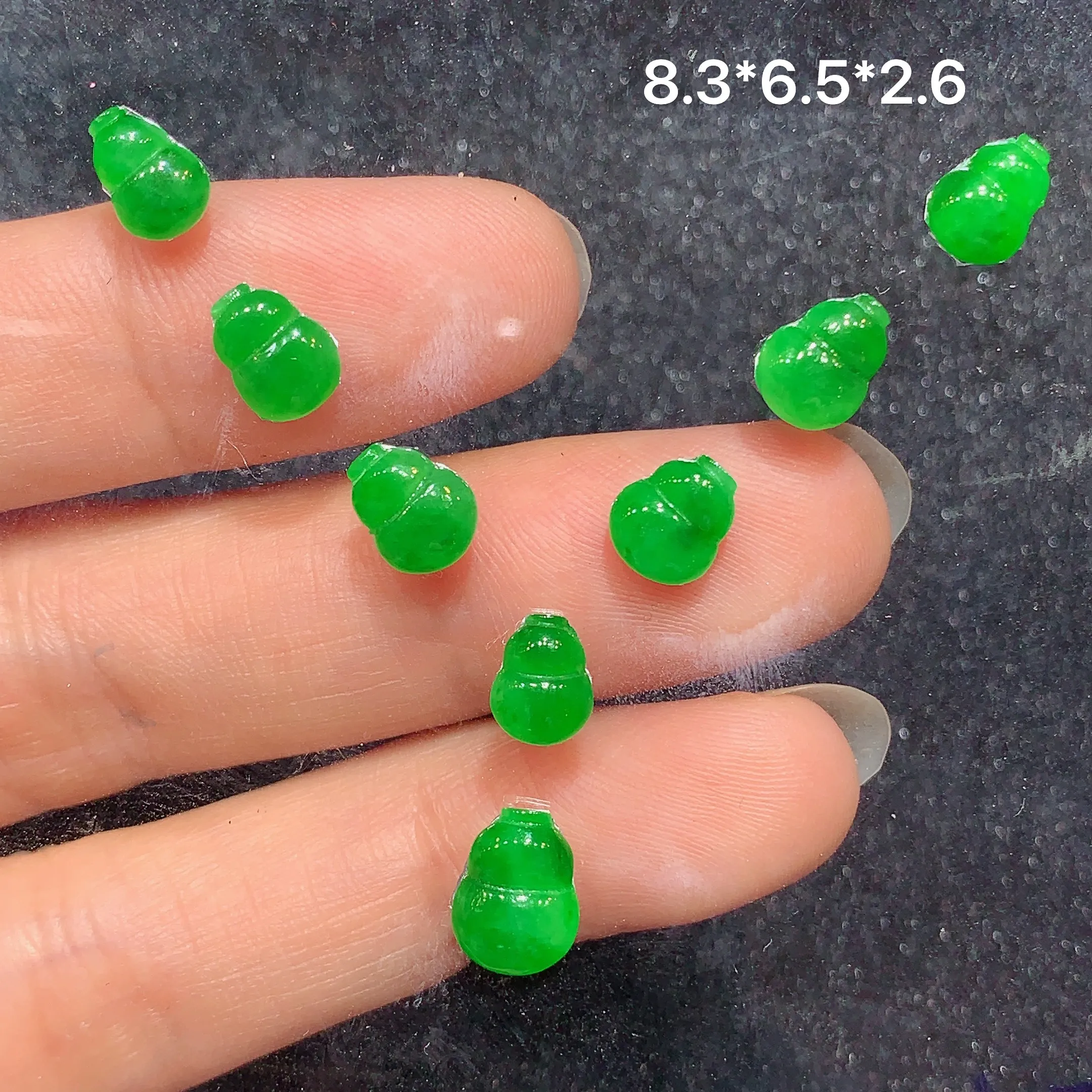 镶嵌款 满绿葫芦一手 玉质细腻 水润透亮 色泽艳丽 取一尺寸8.3*6.5*2.6