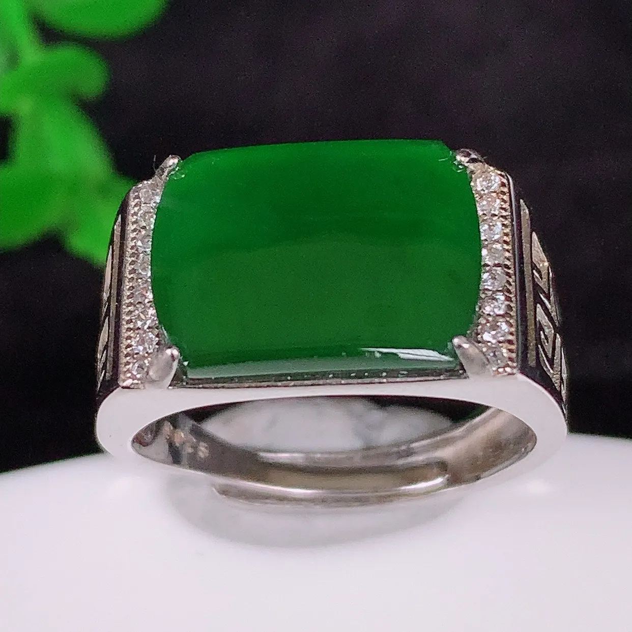 冰透满绿翡翠马鞍戒面925银镶嵌戒指，自然光实拍，翠色灵动，颜色漂亮，种老水足，品相佳，佩戴佳品！#