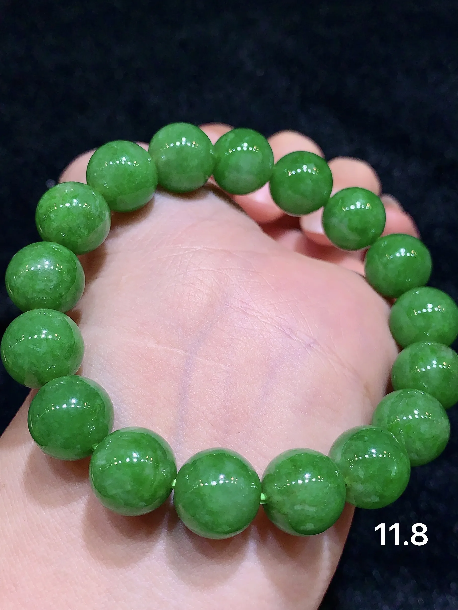 满绿圆珠手串 玉质细腻水润 色泽艳丽 款式新颖时尚唯美 取一尺寸11.8