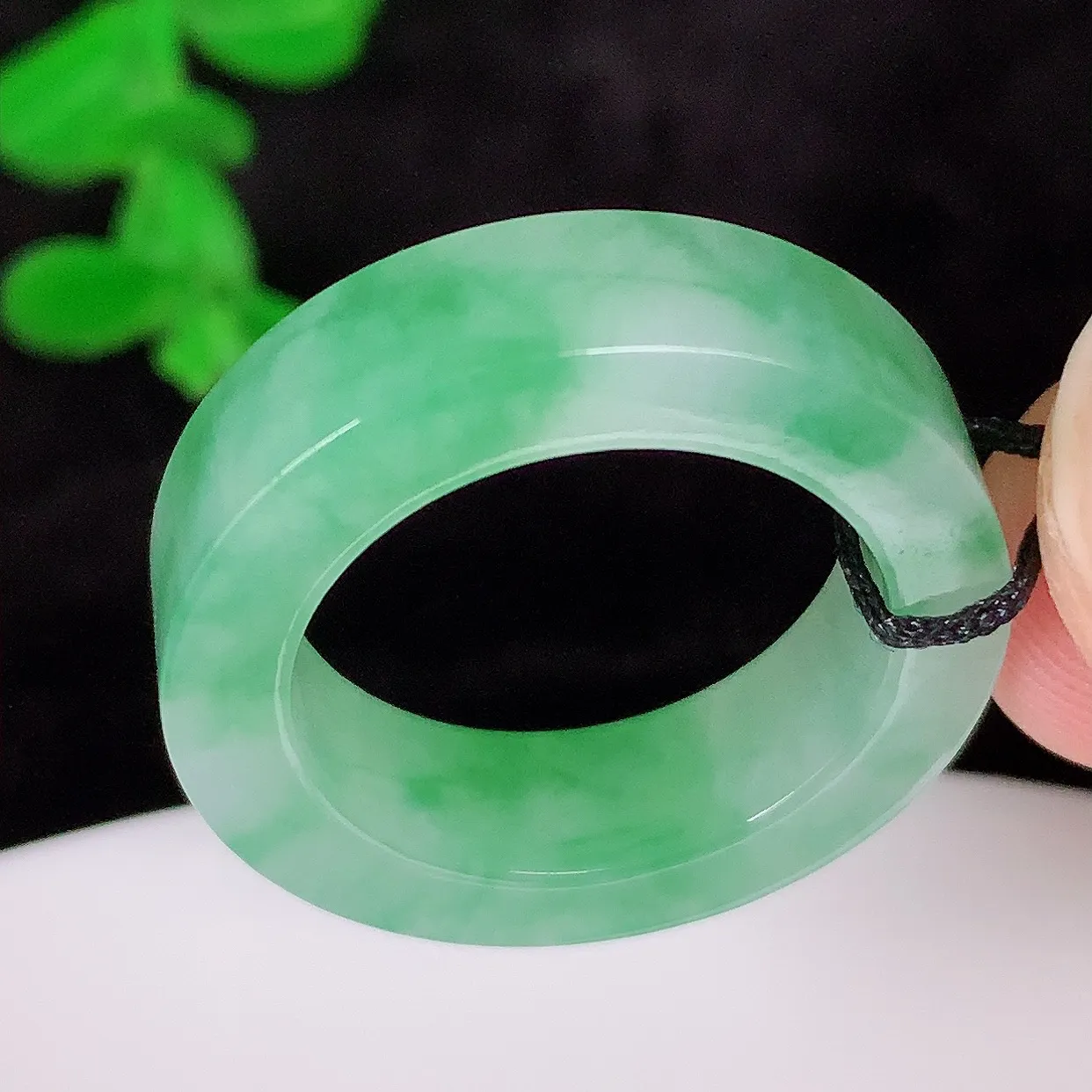 自然光实拍，冰润飘绿17.2mm内径翡翠指环，玉戒指，玉质莹润，好精美好冰润的指环，上手纤巧！#89