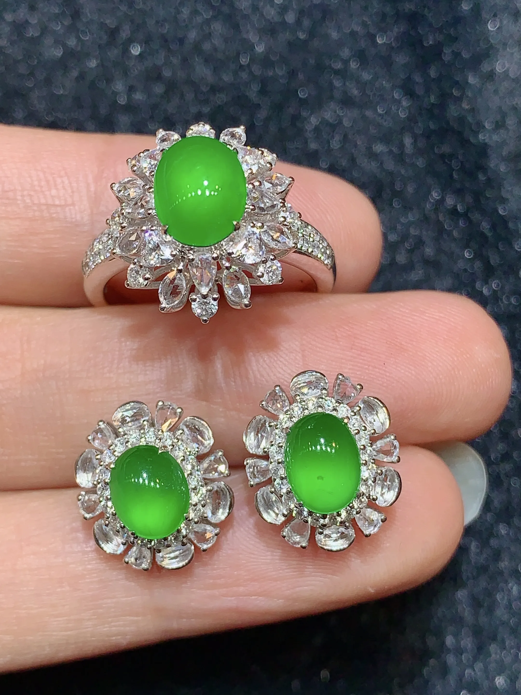 18k金钻镶嵌满绿蛋面戒指耳钉一套装 玉质细腻 色泽艳丽 高贵大气 优雅 戒指圈口13整体尺寸16.