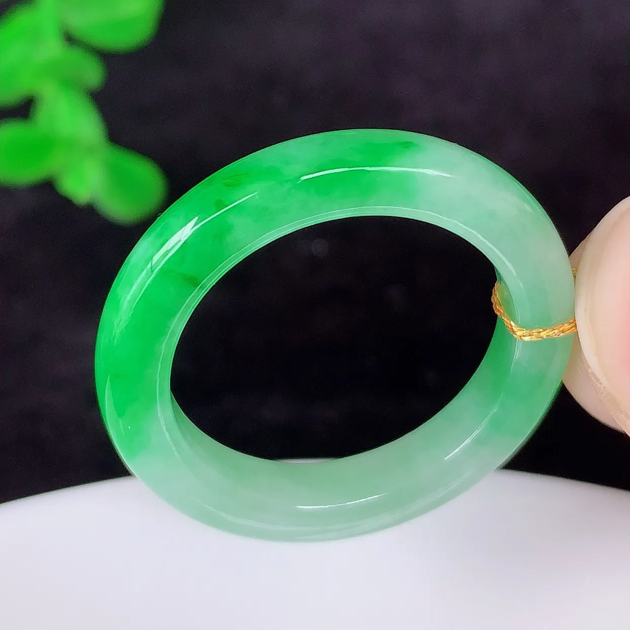 自然光实拍，冰润飘绿19.5mm内径翡翠指环，玉戒指，玉质莹润，好精美好冰润的指环，上手纤巧！#33