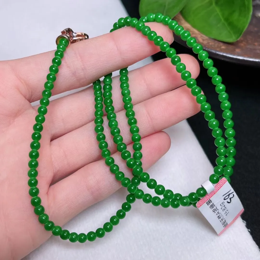 缅甸天然A货翡翠满绿圆珠项链辣绿项链
尺寸：4mm 重量：15.82g
