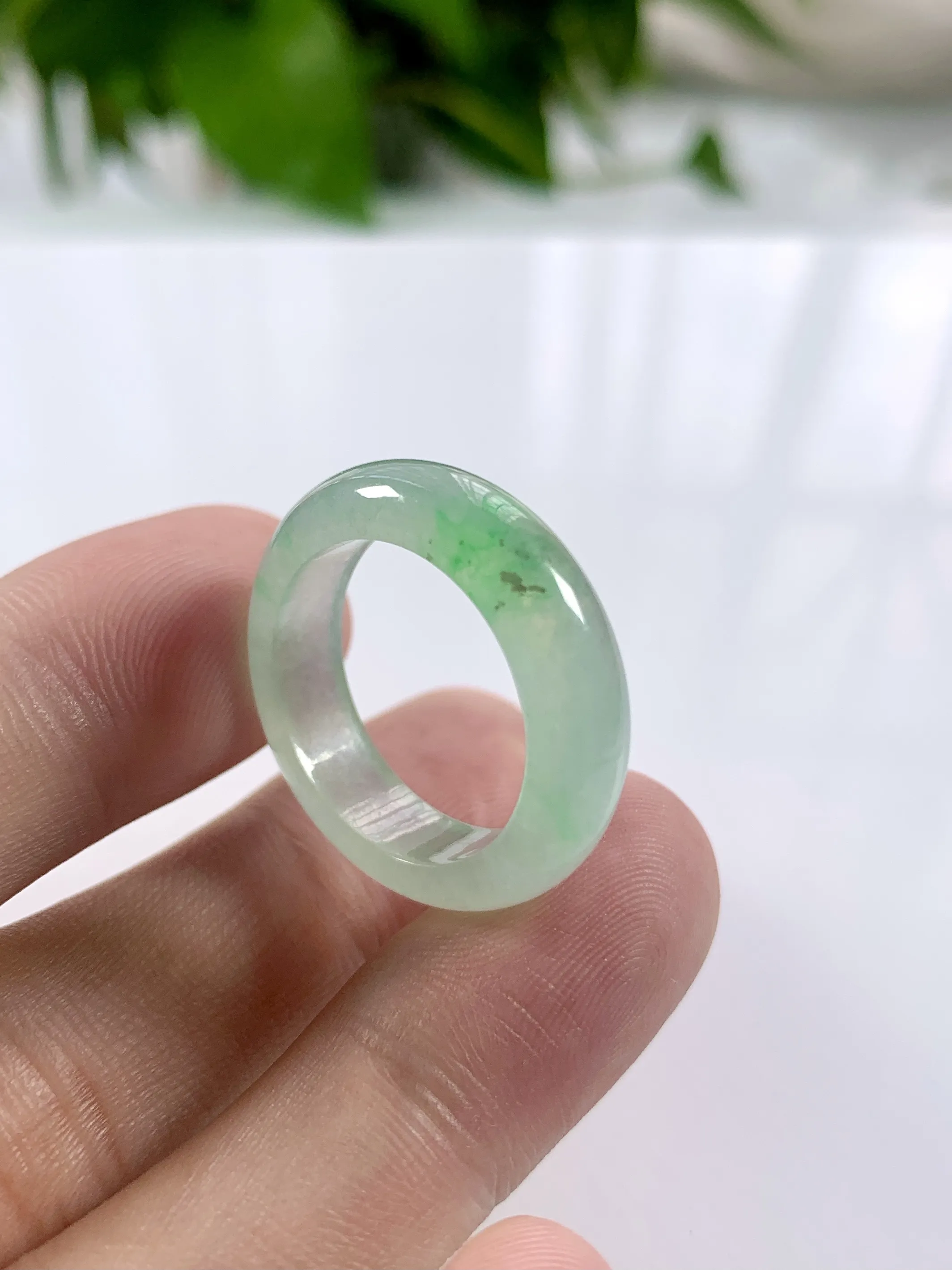 缅甸天然翡翠A货，冰种起胶飘绿指环戒指，尺寸：圈口内径19.3/mm，宽厚6.4/4mm