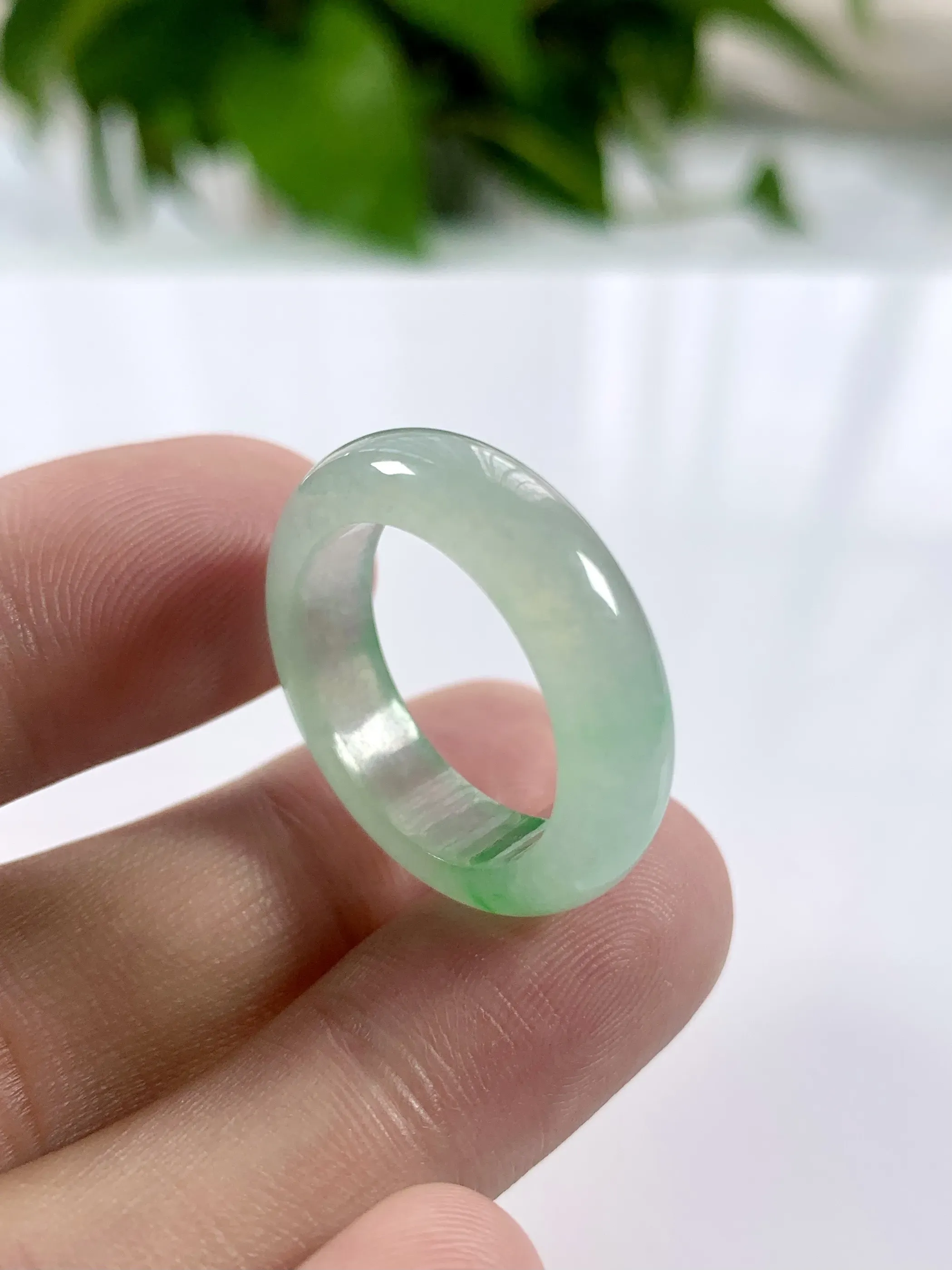 缅甸天然翡翠A货，冰种起胶飘绿指环戒指，尺寸：圈口内径19.3/mm，宽厚6.4/4mm
