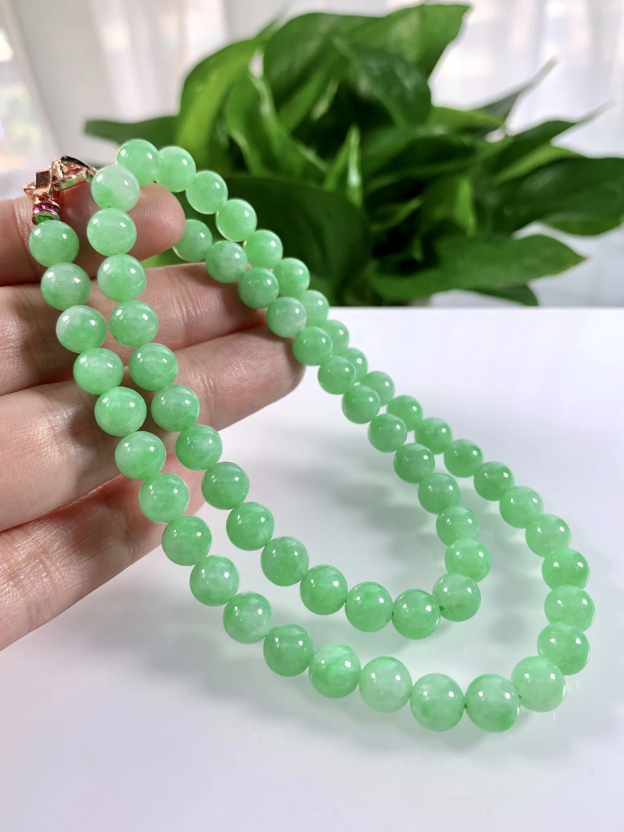 缅甸天然翡翠A货，卡8冰糯种满绿果阳绿圆珠锁骨项链，尺寸：珠子8mm/63颗，长度490mm，重量：约54.45g