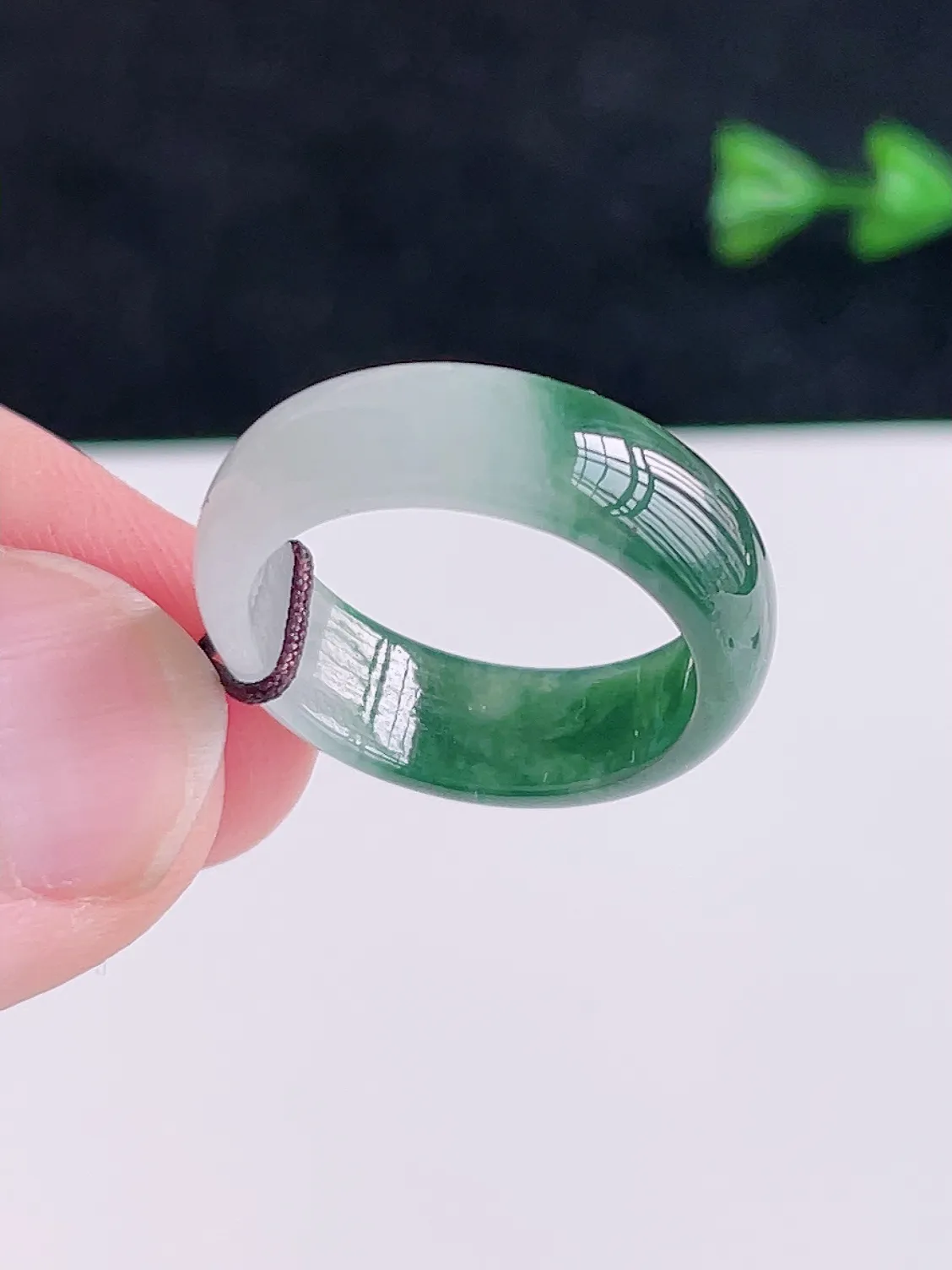 A货翡翠冰润绿色翡翠戒指  颜色清新 半山半水 艳丽漂亮，佩戴优雅大方，AK0109   （请在自然光欣赏）尺寸18.5-7-2.8mm  19号