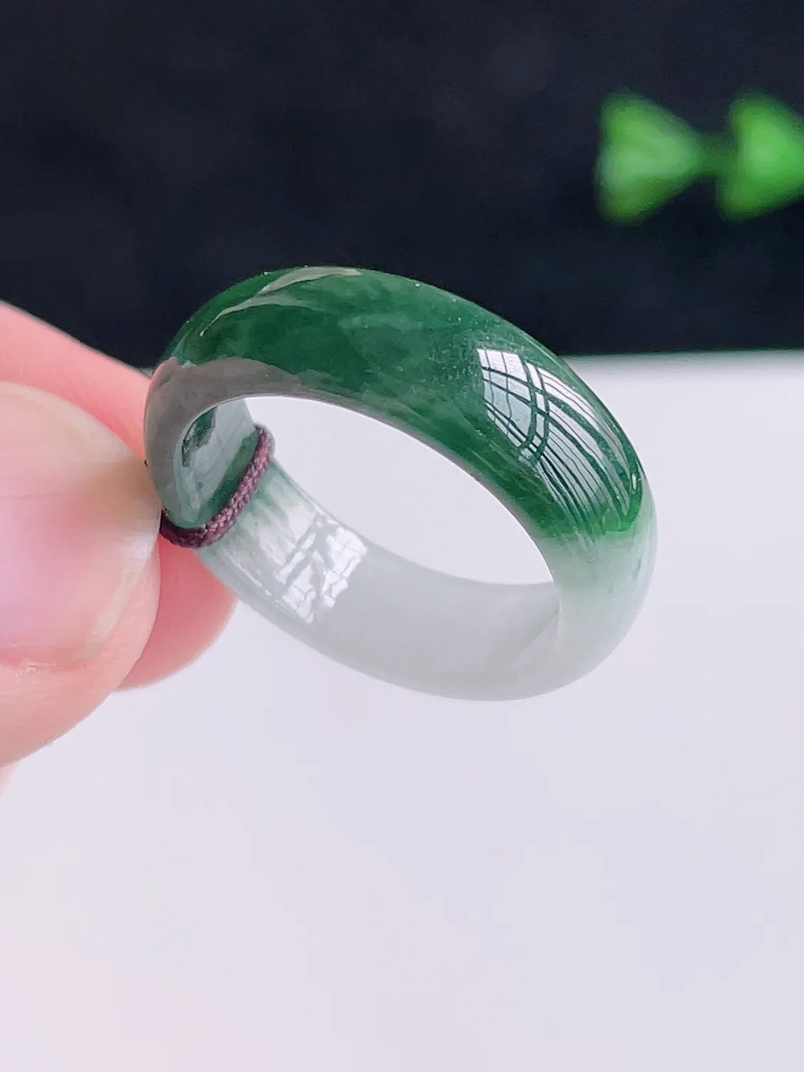 A货翡翠冰润绿色翡翠戒指  颜色清新 半山半水 艳丽漂亮，佩戴优雅大方，AK0109   （请在自然光欣赏）尺寸18.5-7-2.8mm  19号