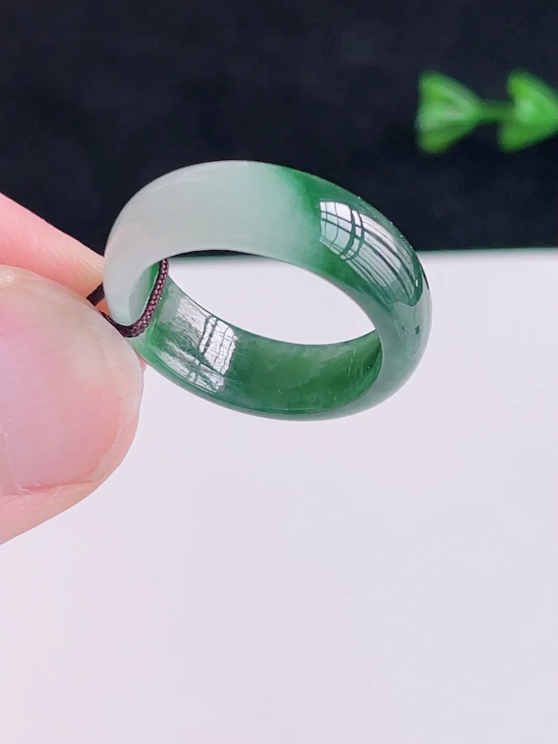 A货翡翠冰润绿色翡翠戒指  颜色清新 半山半水 艳丽漂亮，佩戴优雅大方，AK0110   （请在自然光欣赏）尺寸18.5-6.8-2.8mm  18号