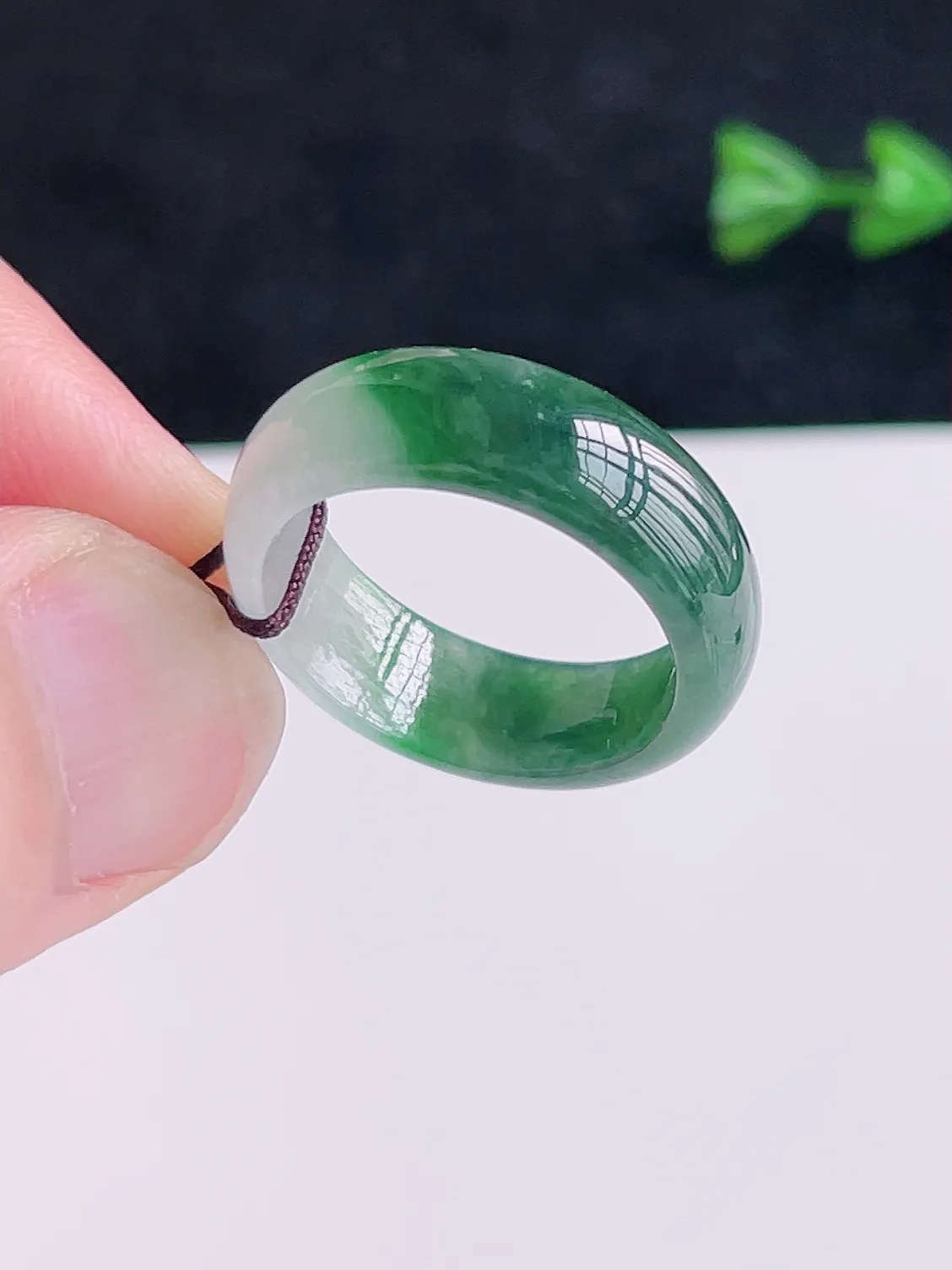 A货翡翠冰润绿色翡翠戒指  颜色清新 半山半水 艳丽漂亮，佩戴优雅大方，AK0110   （请在自然光欣赏）尺寸18.5-6.8-2.8mm  18号