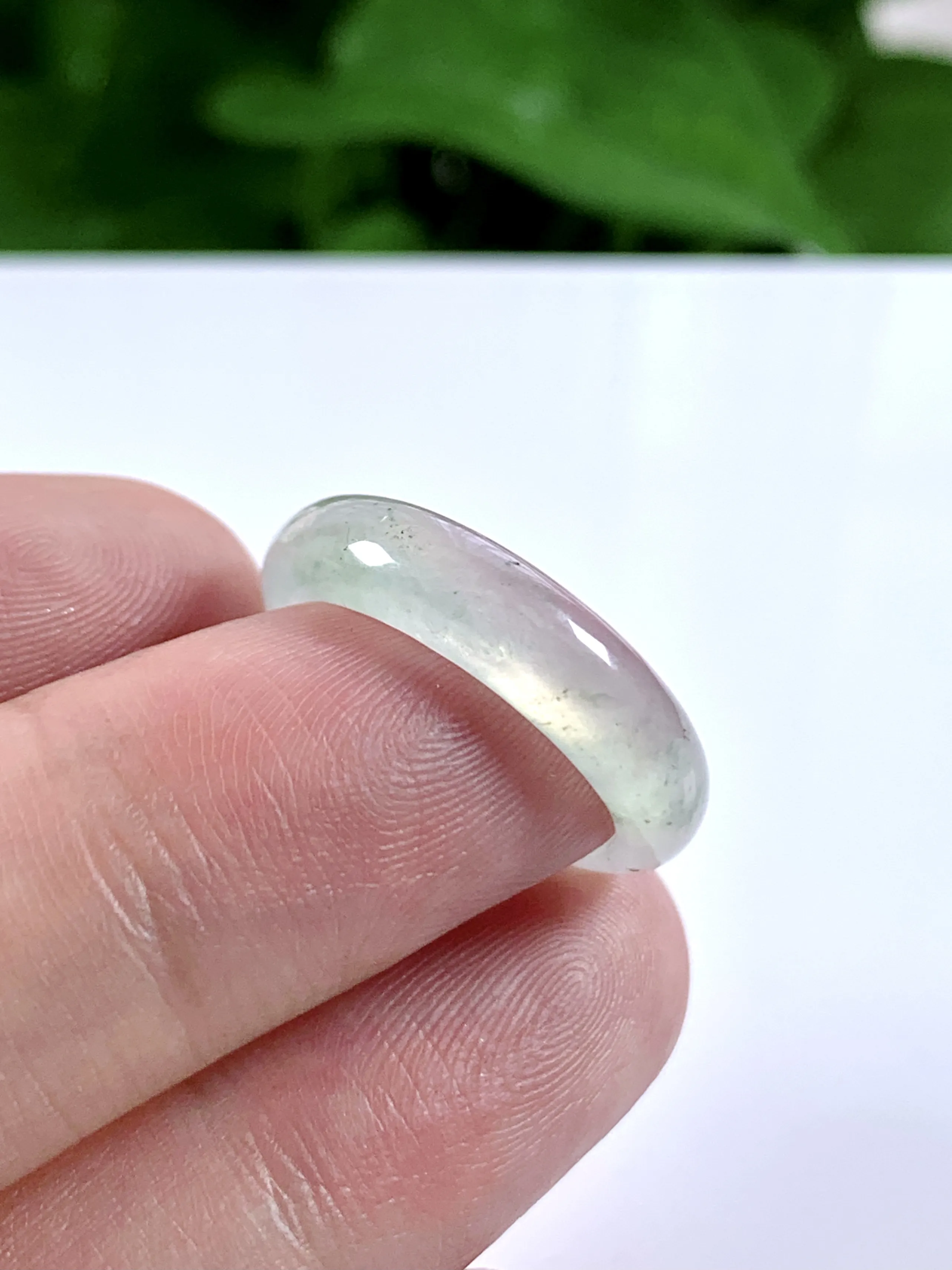 缅甸天然翡翠A货，冰种起光指环戒指，尺寸：圈口内径18.6mm=19号，宽厚5.6/2.8mm，重量：3.07g，轻微小乌鸡点不影响。