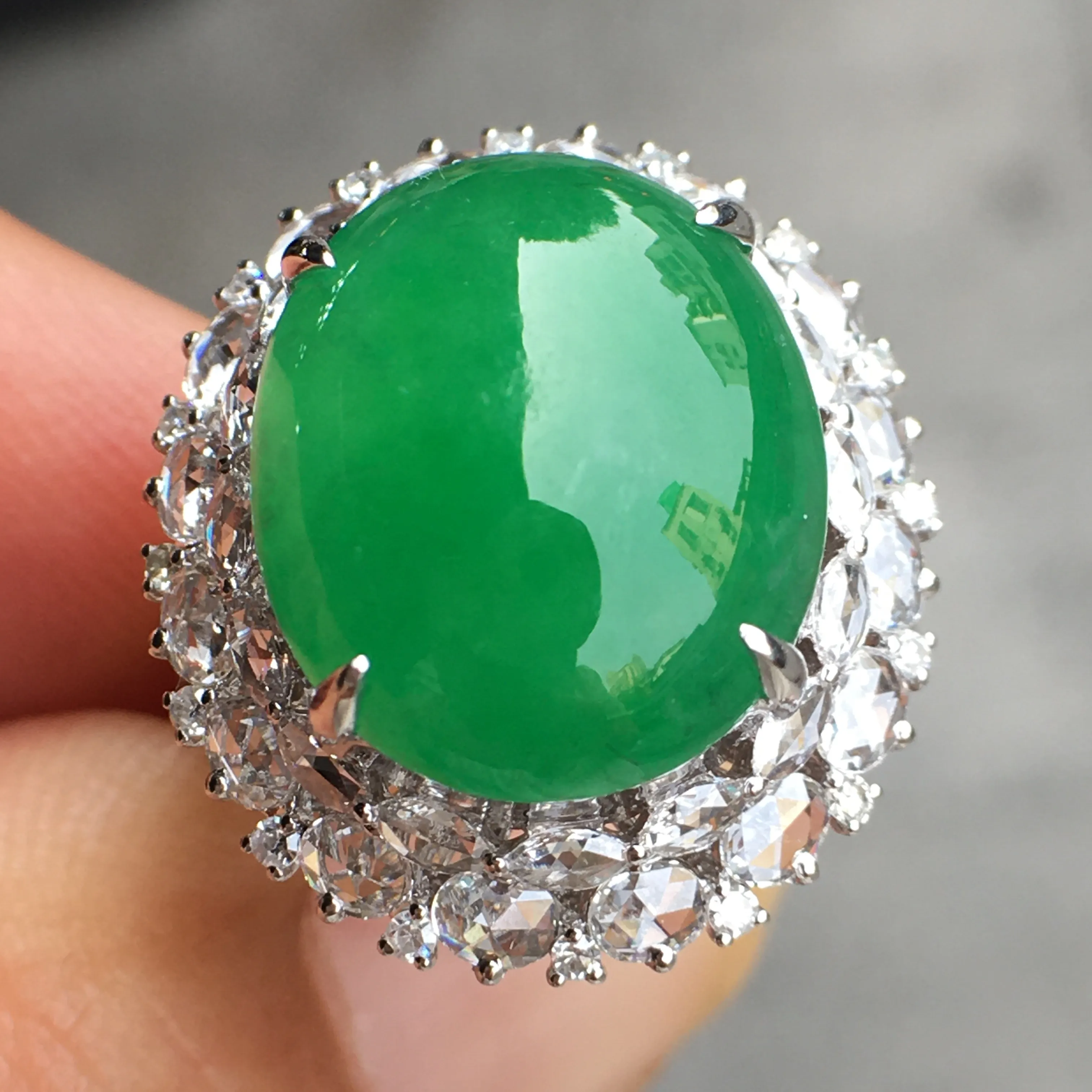 超好看的一枚绿蛋面戒指，种水细腻莹润，
光感十足，器型很饱满，18k伴钻精镶，优
雅迷人～18k金豪