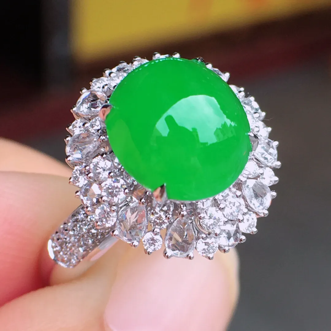 超好看的一枚正阳绿蛋面戒指，种水细腻莹润，
光感十足，器型很饱满，18k伴钻精镶，优
雅迷人～18k