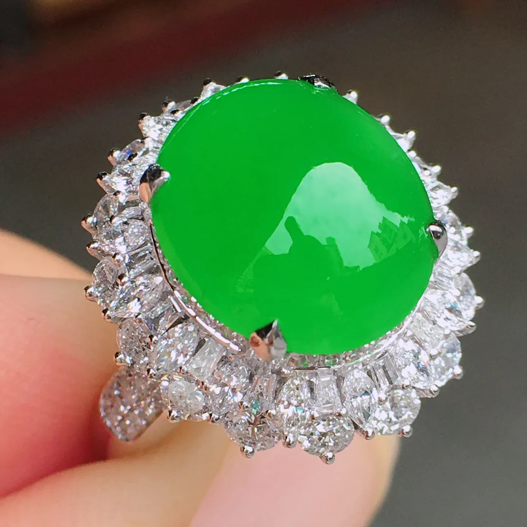 超好看的一枚绿蛋面戒指，种水细腻莹润，
光感十足，器型很饱满，18k伴钻精镶，优
雅迷人～18k金豪华镶嵌