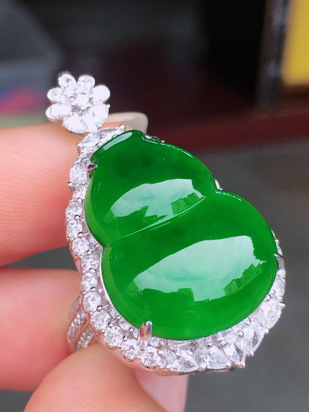 超好看的一枚绿大葫芦戒指/吊坠两用款，种水细腻莹润，
光感十足，器型很饱满，优
雅迷人～18k金豪华镶嵌