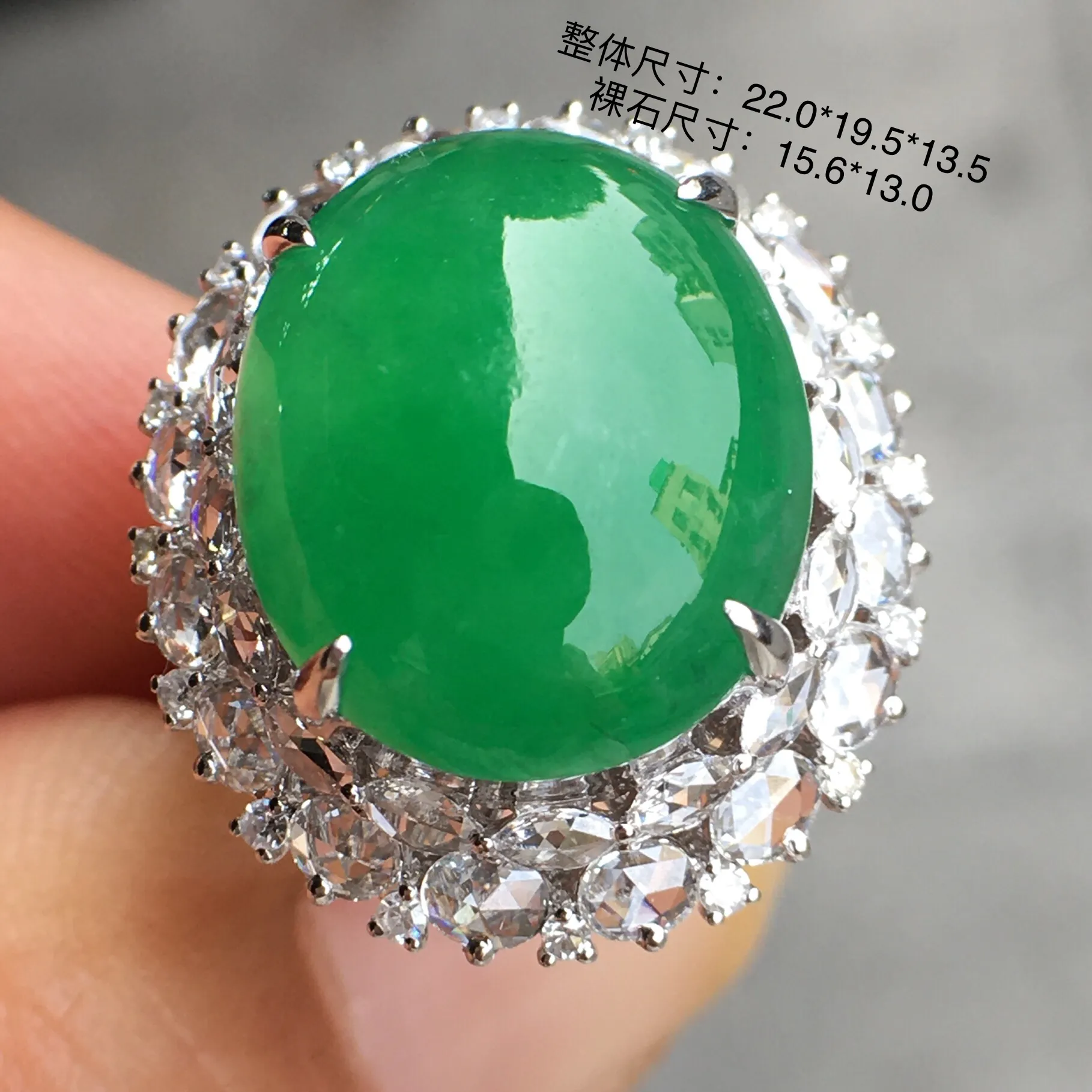 超好看的一枚绿蛋面戒指，种水细腻莹润，
光感十足，器型很饱满，18k伴钻精镶，优
雅迷人～18k金豪华镶嵌