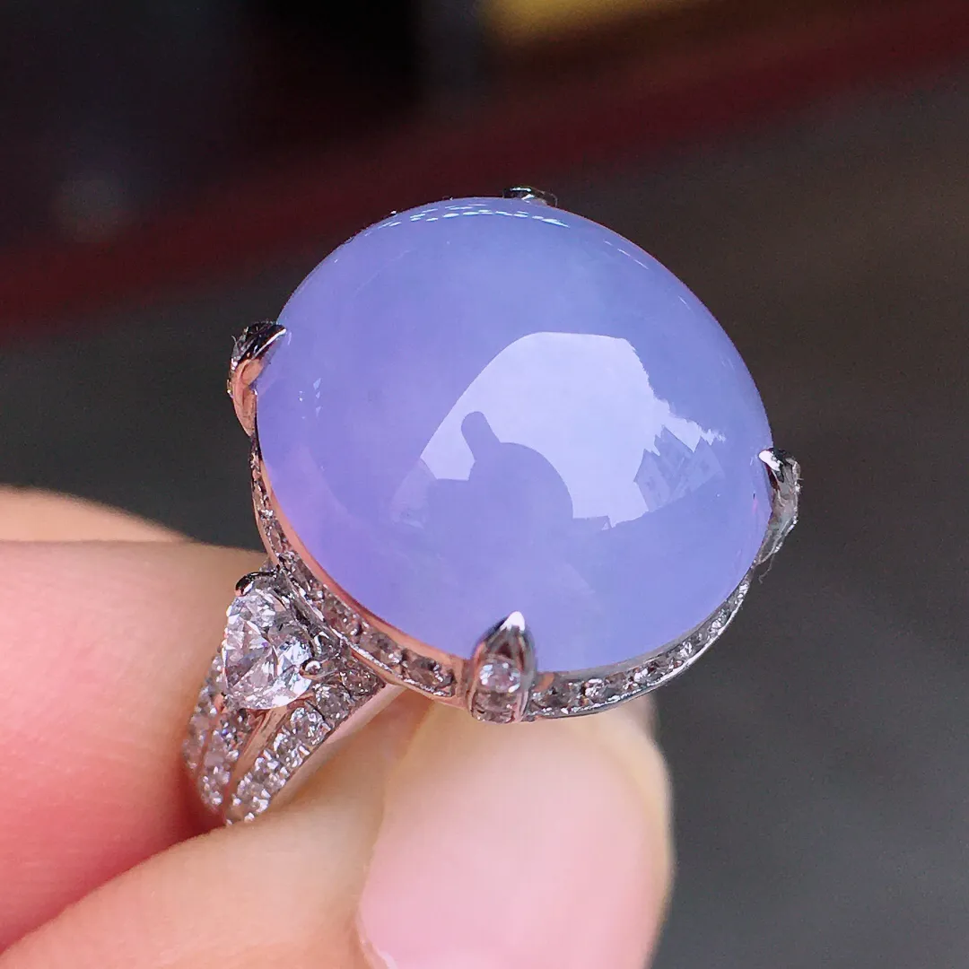 紫罗兰蛋面戒指，玉质细腻，荧光感超
强，饱满水润，紫色艳美，上手气质满满。18k
金豪华镶嵌