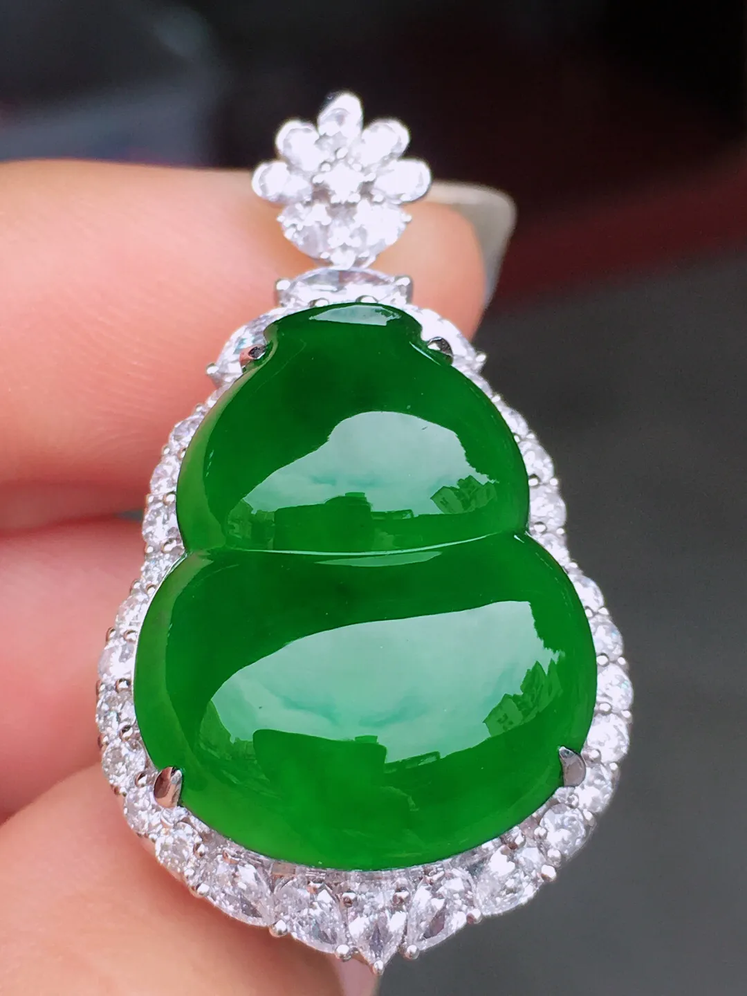 超好看的一枚绿大葫芦戒指/吊坠两用款，种水细腻莹润，
光感十足，器型很饱满，优
雅迷人～18k金豪华