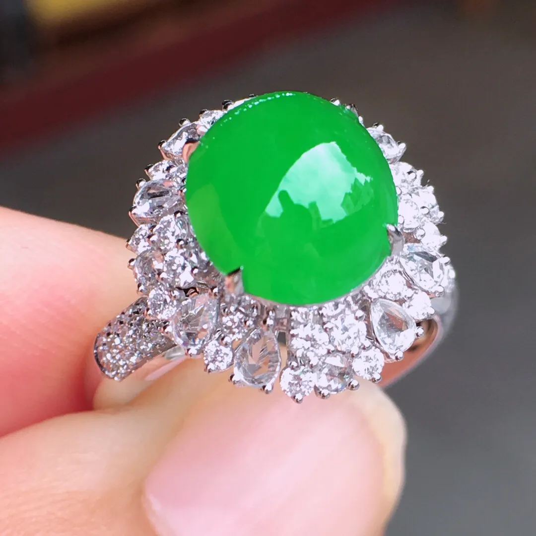 超好看的一枚正阳绿蛋面戒指，种水细腻莹润，
光感十足，器型很饱满，18k伴钻精镶，优
雅迷人～18k金豪华镶嵌