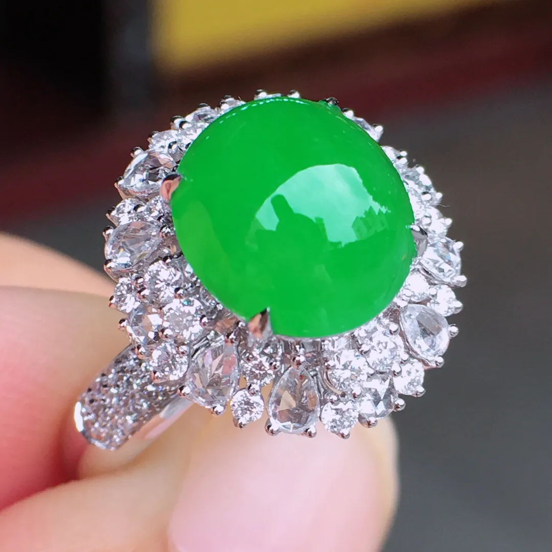 超好看的一枚正阳绿蛋面戒指，种水细腻莹润，
光感十足，器型很饱满，18k伴钻精镶，优
雅迷人～18k金豪华镶嵌