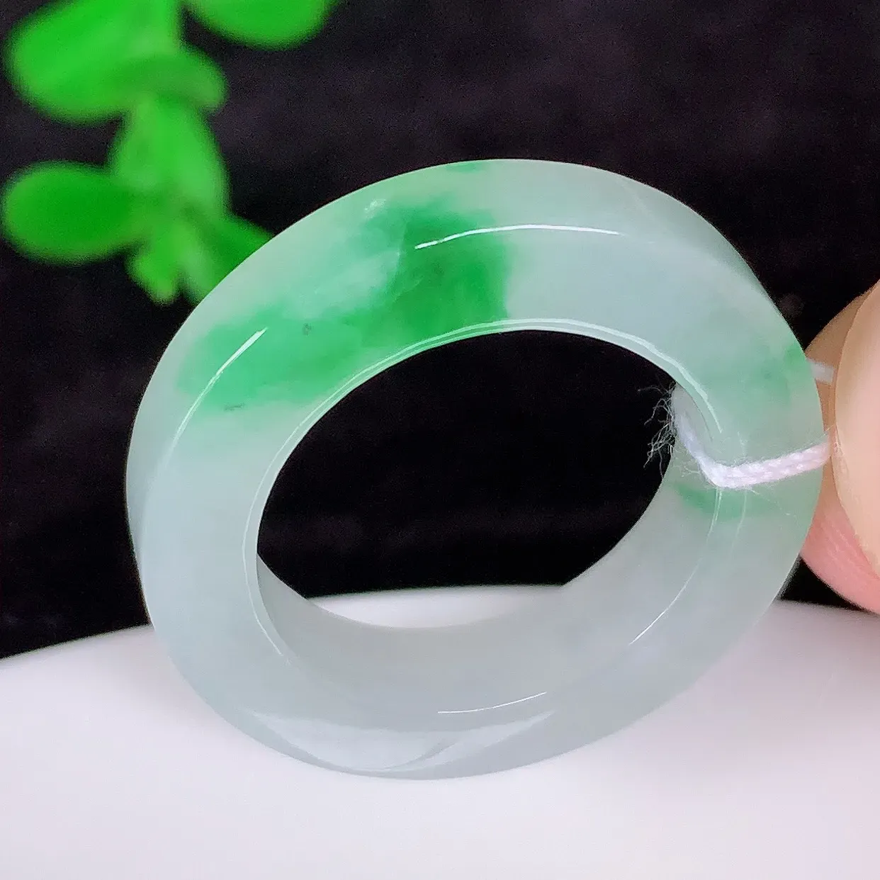 自然光实拍，冰润飘绿17.5mm内径翡翠指环，玉戒指，玉质莹润，好精美好冰润的指环，上手纤巧！#13