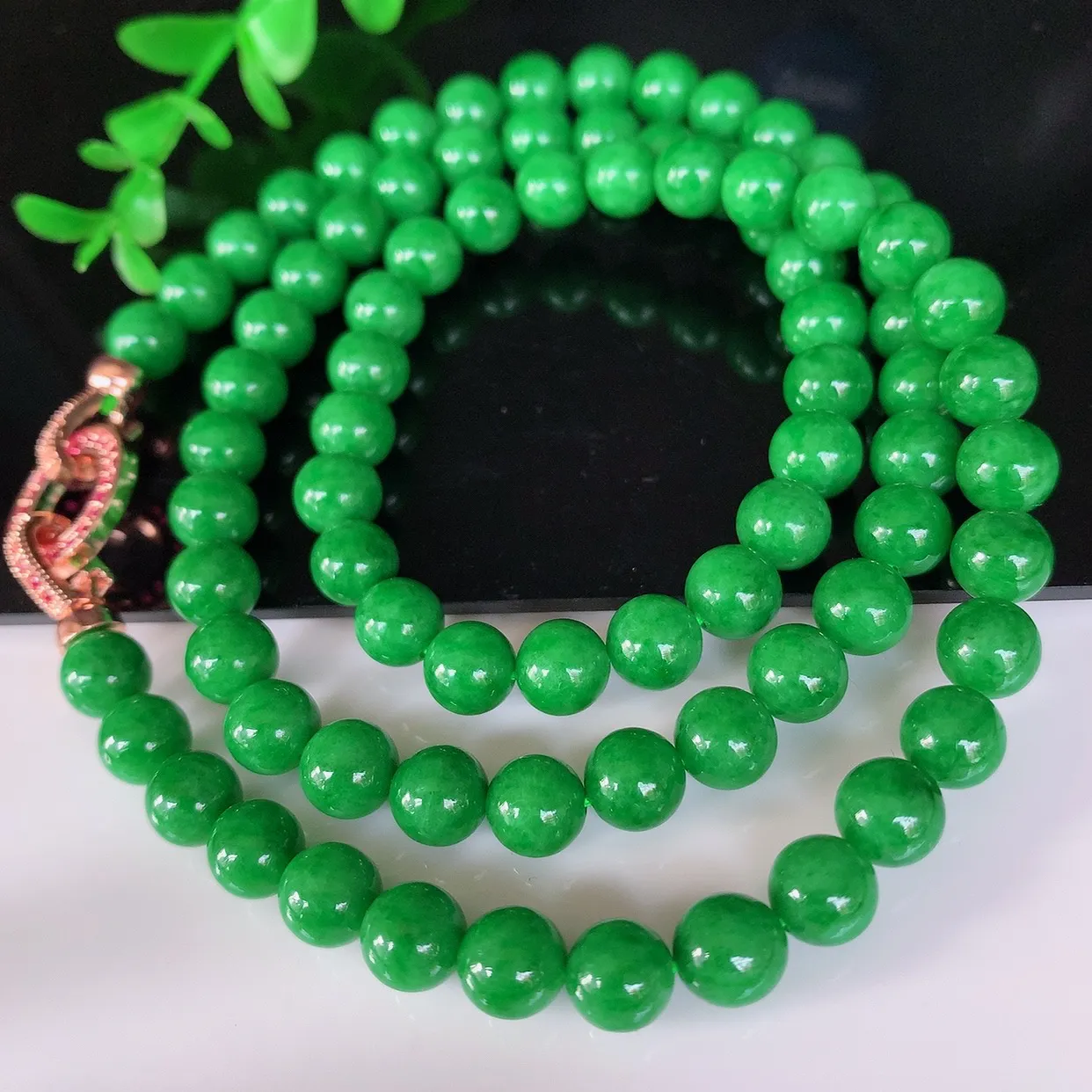 自然光实拍，老坑满绿圆珠项链  辣绿翡翠项链 （装饰扣）玉质细腻  冰清玉润  颜色漂亮  #70.13取一尺寸7.5mm