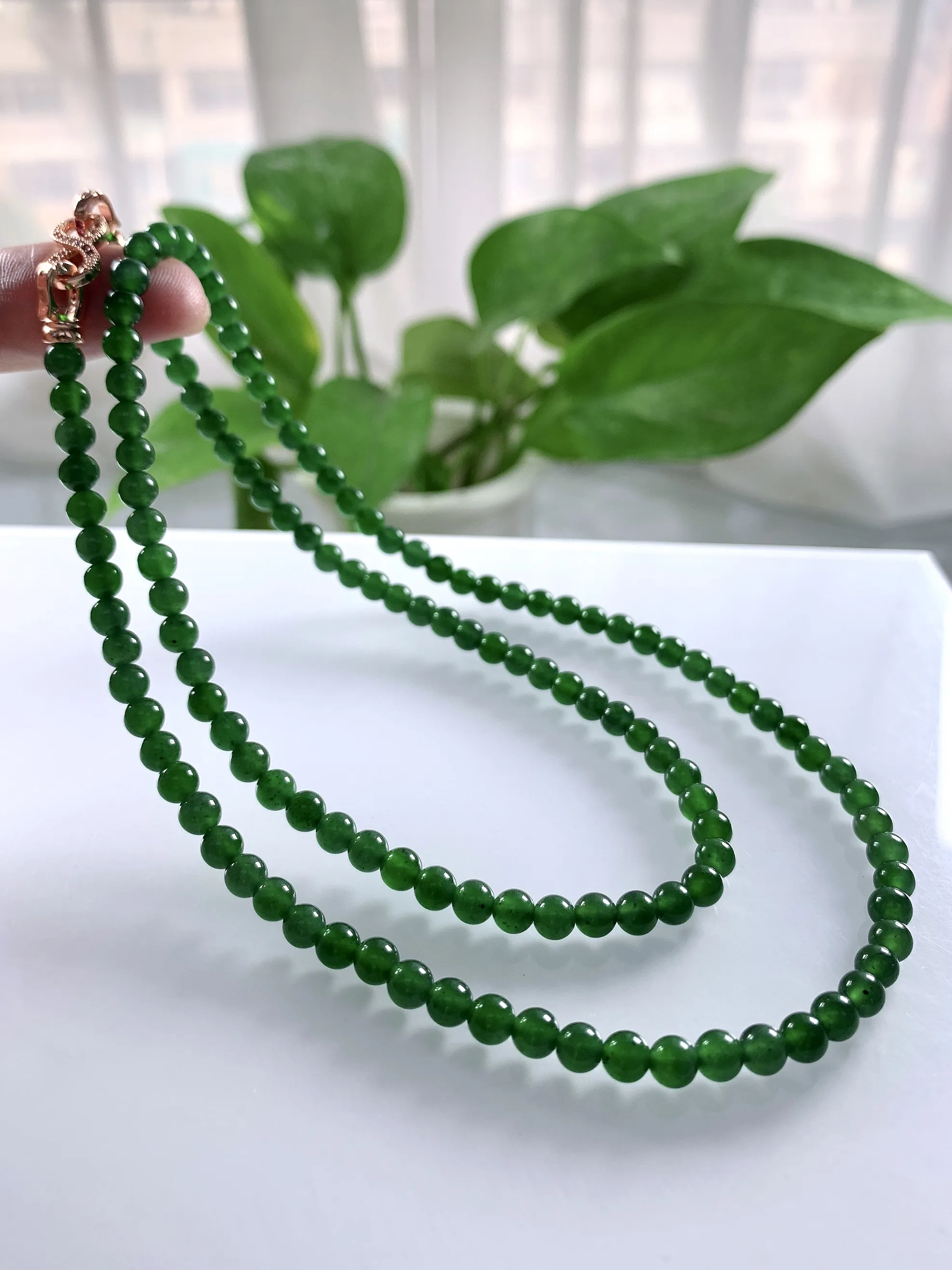 天然翡翠A货，卡5冰种起胶满绿辣阳绿圆珠项链，尺寸珠子5mm，长度约640mm，重量：约29.00g
