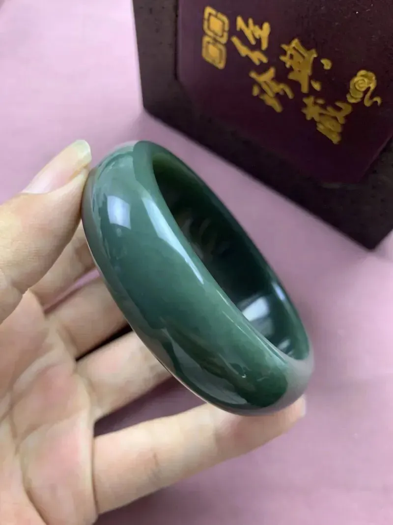 且末蓝宽版，圈口59.5宽18.5厚8mm重75.8g，和田玉且末蓝手镯，老坑料，玉质细腻油润，密度紧凑，琢型圆润，高脂粉，品相大气！