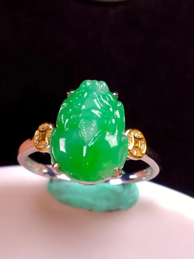 冰种阳绿貔貅戒指，真金真钻镶嵌，种水好，玉质细腻 .裸石尺寸11.9*9.3*6.6