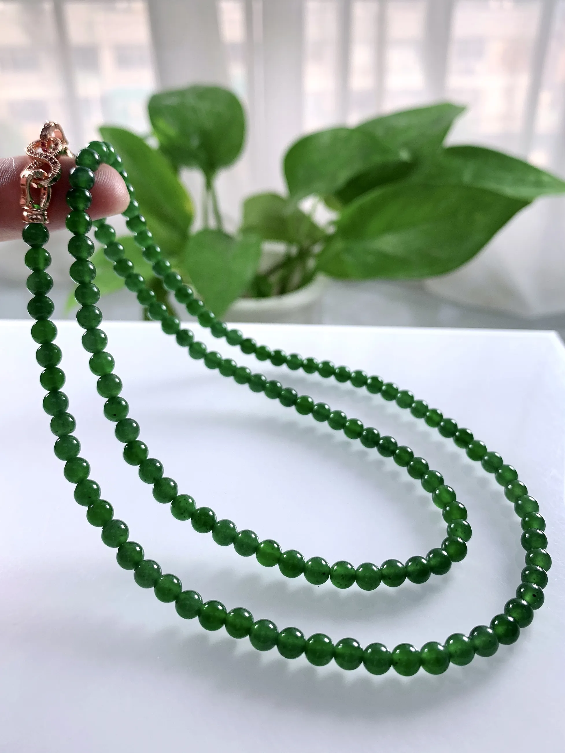 天然翡翠A货，卡5冰种起胶满绿辣阳绿圆珠项链，尺寸珠子5mm，长度约640mm，重量：约29.00g