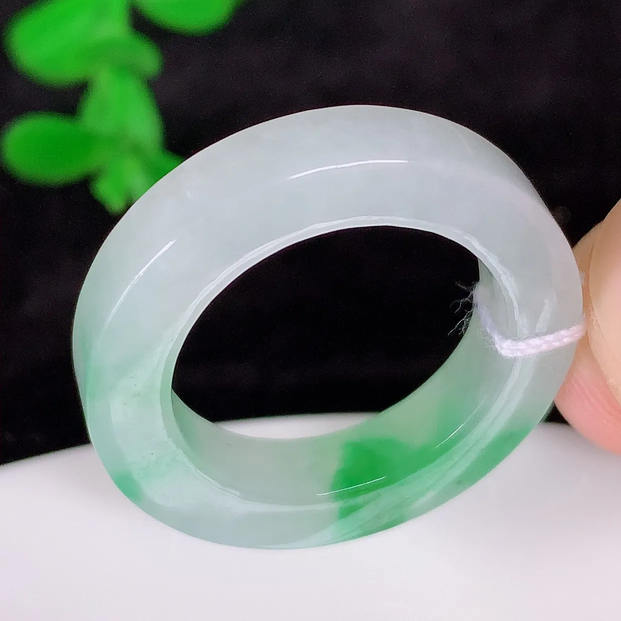 自然光实拍，冰润飘绿17.5mm内径翡翠指环，玉戒指，玉质莹润，好精美好冰润的指环，上手纤巧！#13.13