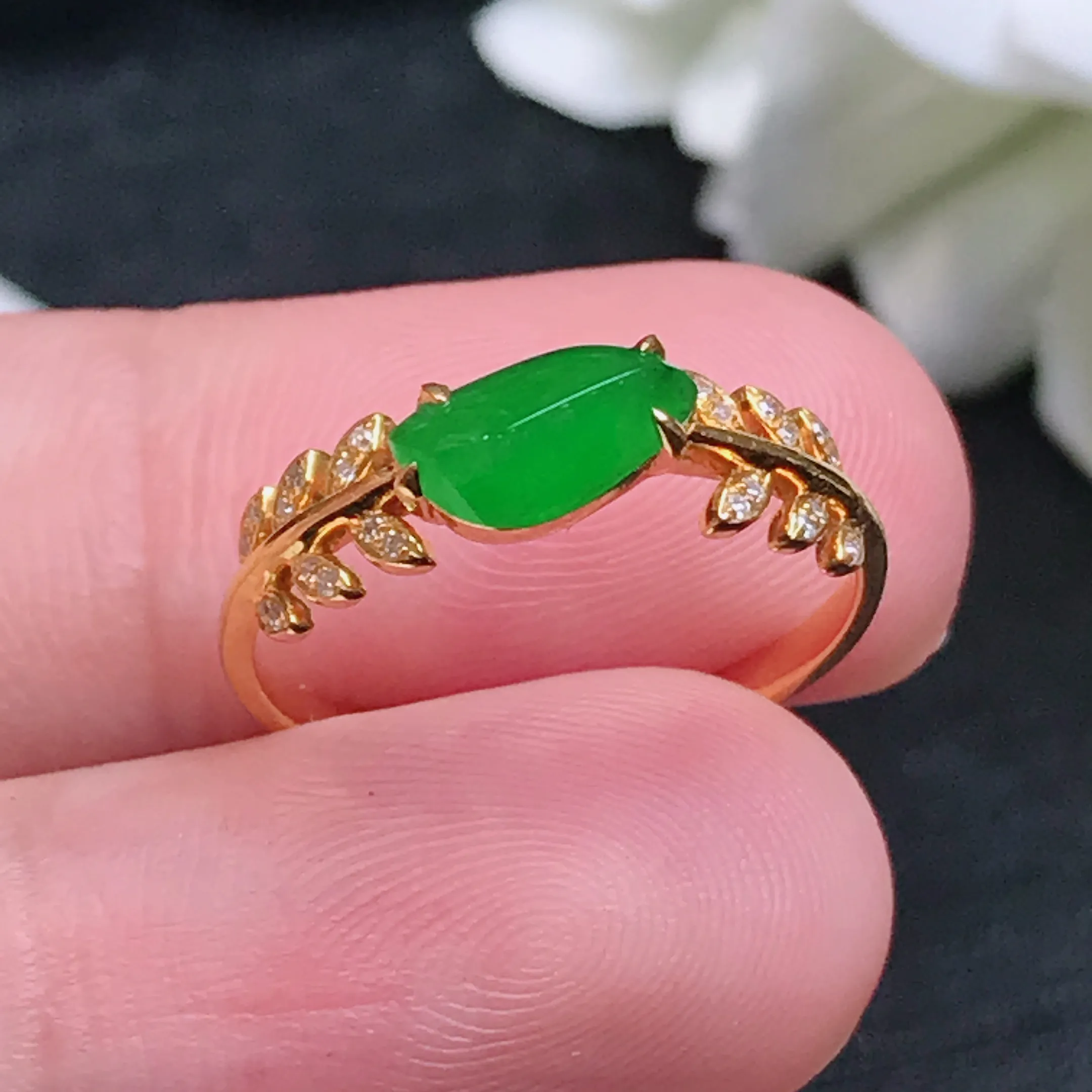 严选推荐戒指，老坑冰种满色帝王绿戒指，18k金钻镶嵌而成，简约时尚，品相佳，佩戴效果佳，尽显气