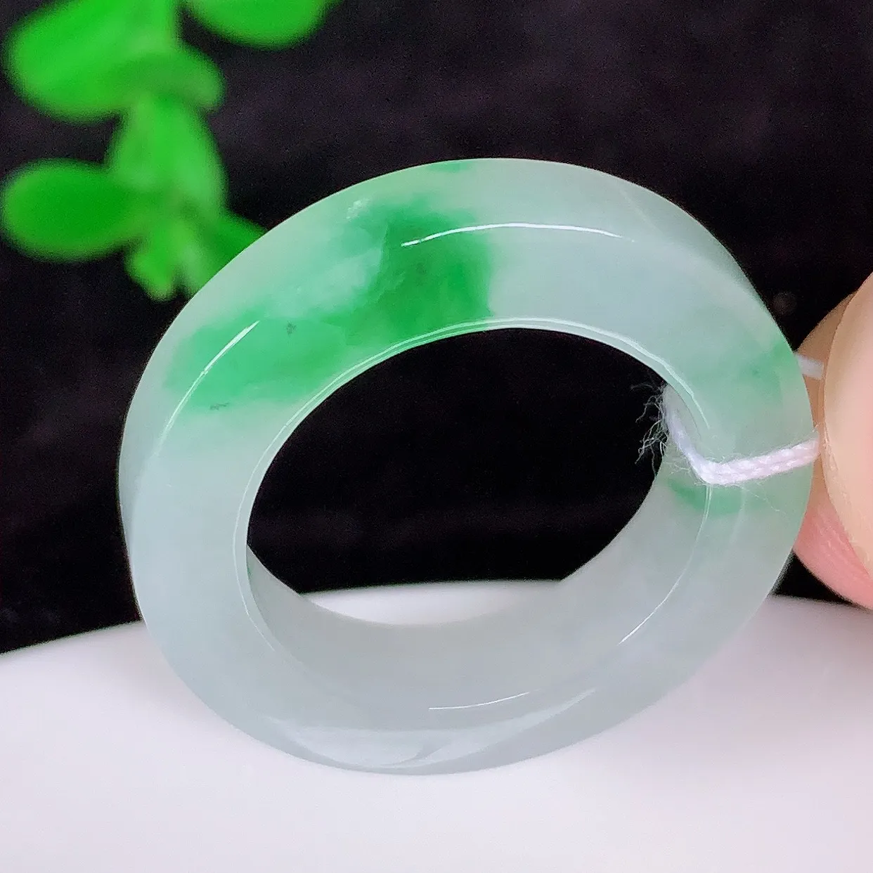 自然光实拍，冰润飘绿17.5mm内径翡翠指环，玉戒指，玉质莹润，好精美好冰润的指环，上手纤巧！#13.13