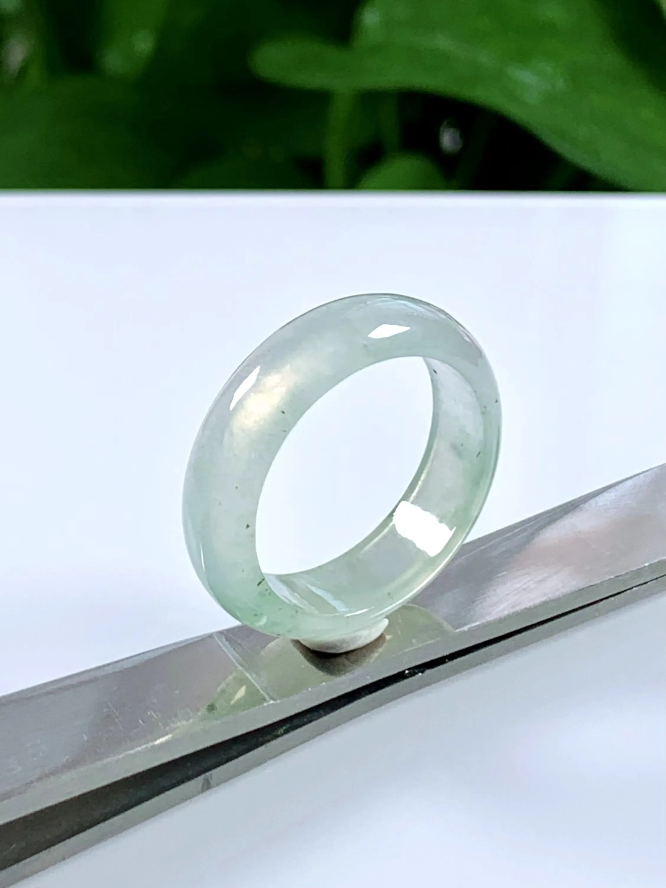 缅甸天然翡翠A货，冰种起光指环戒指，尺寸：圈口内径19.3mm=21号，宽厚6.4/3mm，重量：3.62g，轻微小乌鸡点不影响。