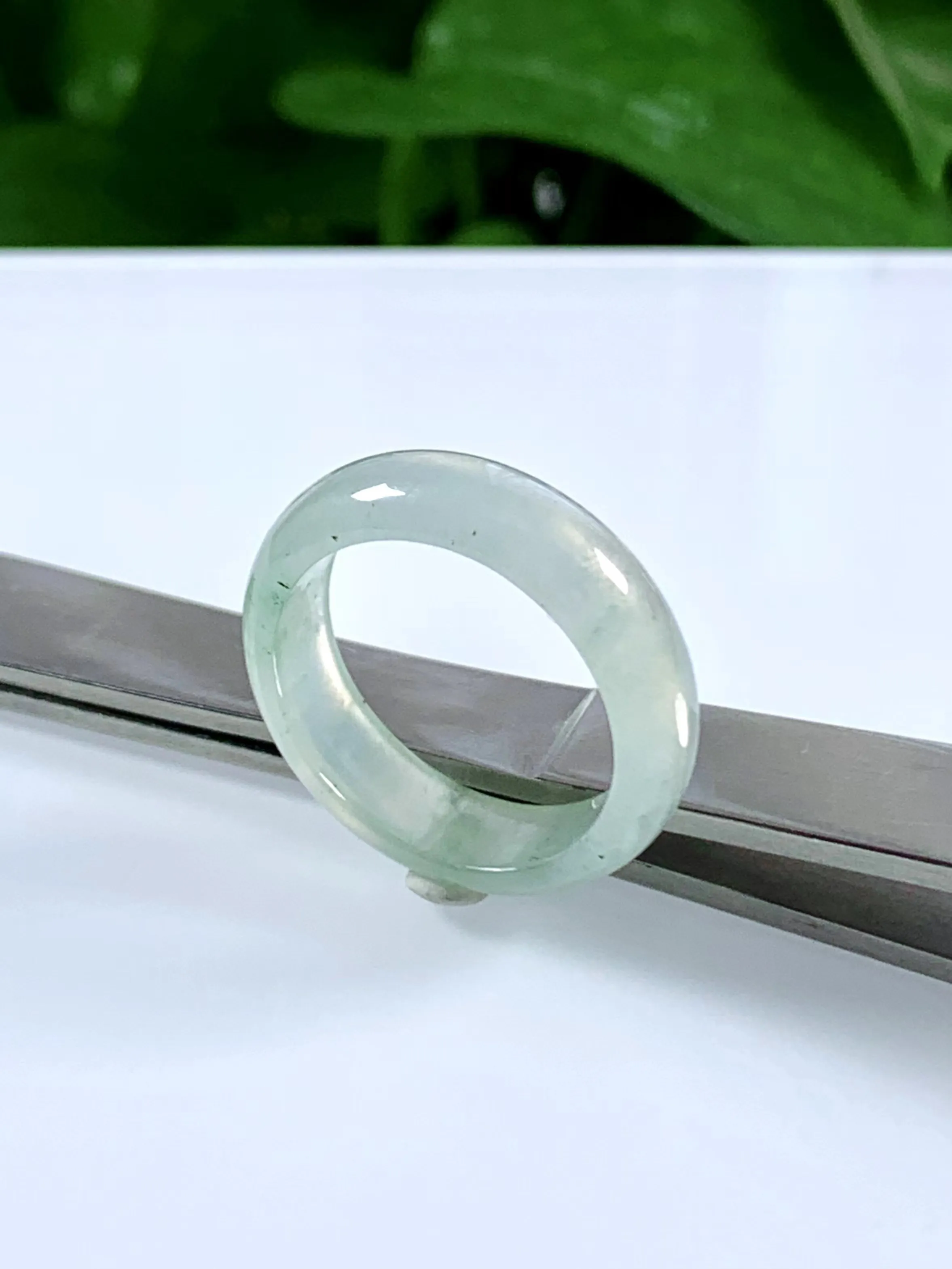 缅甸天然翡翠A货，冰种起光指环戒指，尺寸：圈口内径19.3mm=21号，宽厚6.4/3mm，重量：3