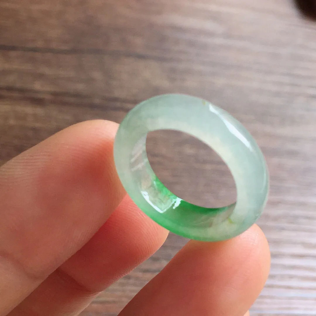 飘绿戒圈，指环，冰润细腻，种水足 圈口9  4.5*3.5