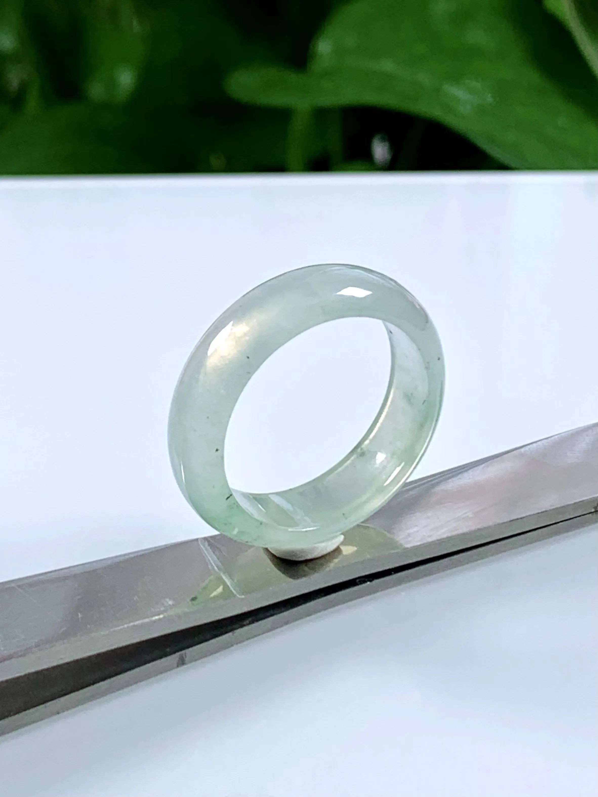 缅甸天然翡翠A货，冰种起光指环戒指，尺寸：圈口内径19.3mm=21号，宽厚6.4/3mm，重量：3