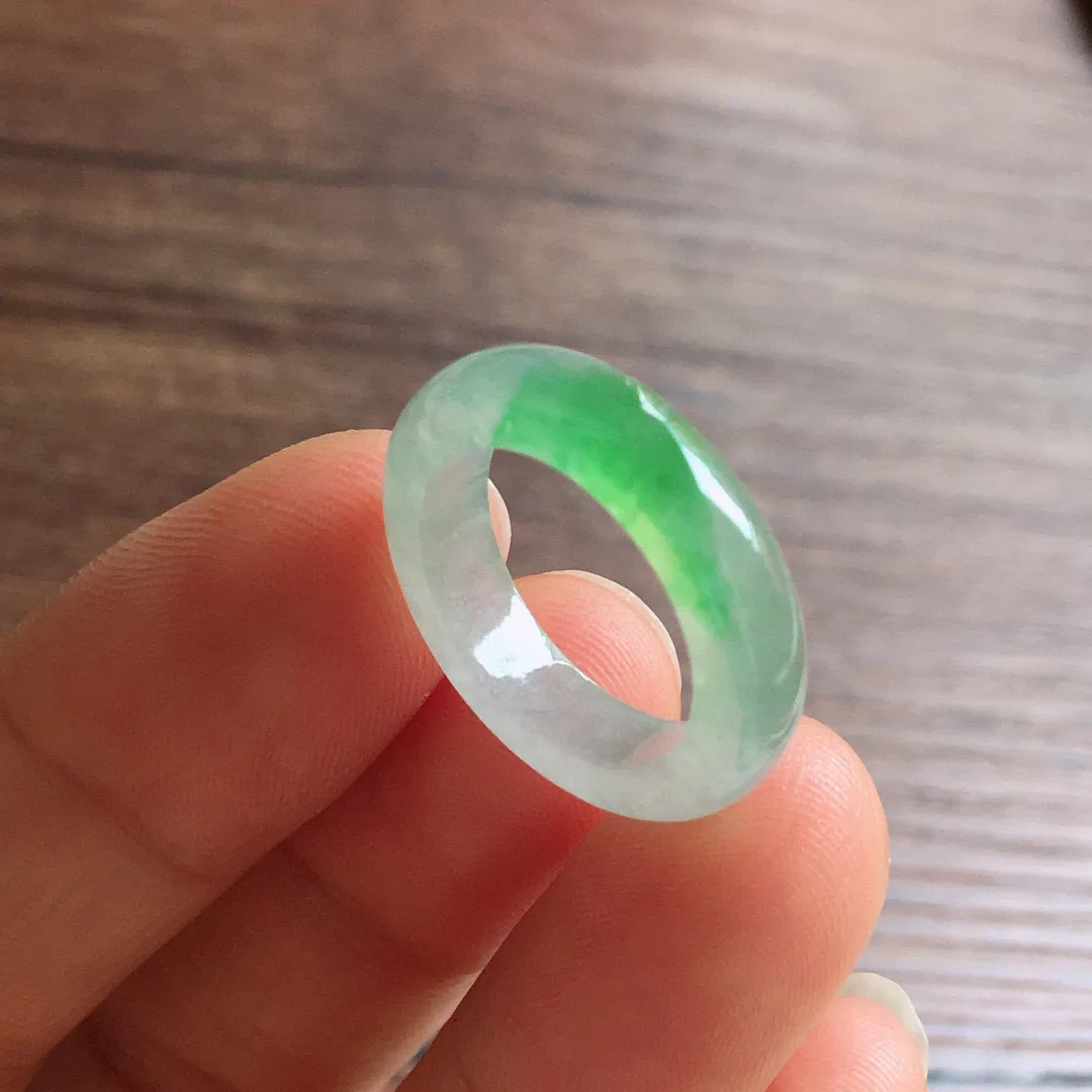 飘绿戒圈，指环，冰润细腻，种水足 圈口9  4.5*3.5