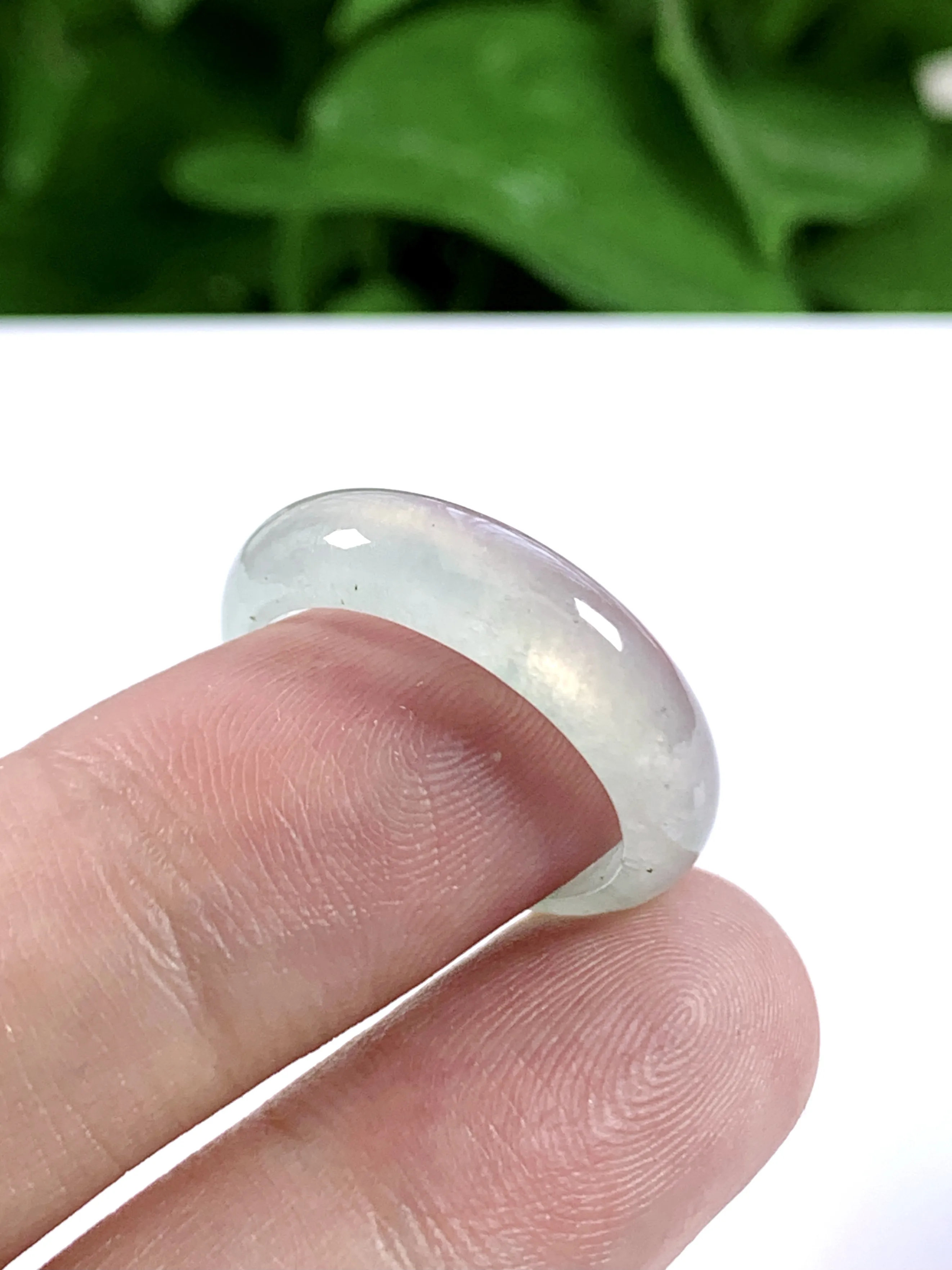 缅甸天然翡翠A货，冰种起光指环戒指，尺寸：圈口内径19.3mm=21号，宽厚6.4/3mm，重量：3.62g，轻微小乌鸡点不影响。
