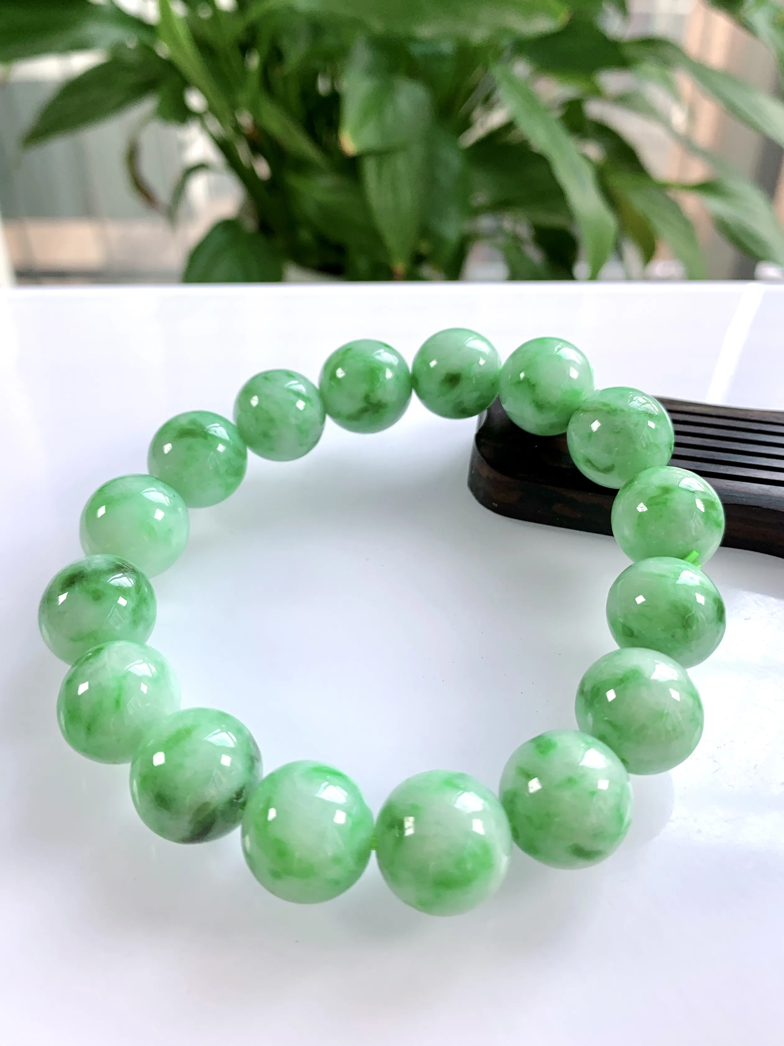 自然光实拍，缅甸天然翡翠A货，冰润飘绿圆珠手串手链，尺寸：13.5mm/16颗，重量： 62.99g，一手多条，品质一样，择优发货。