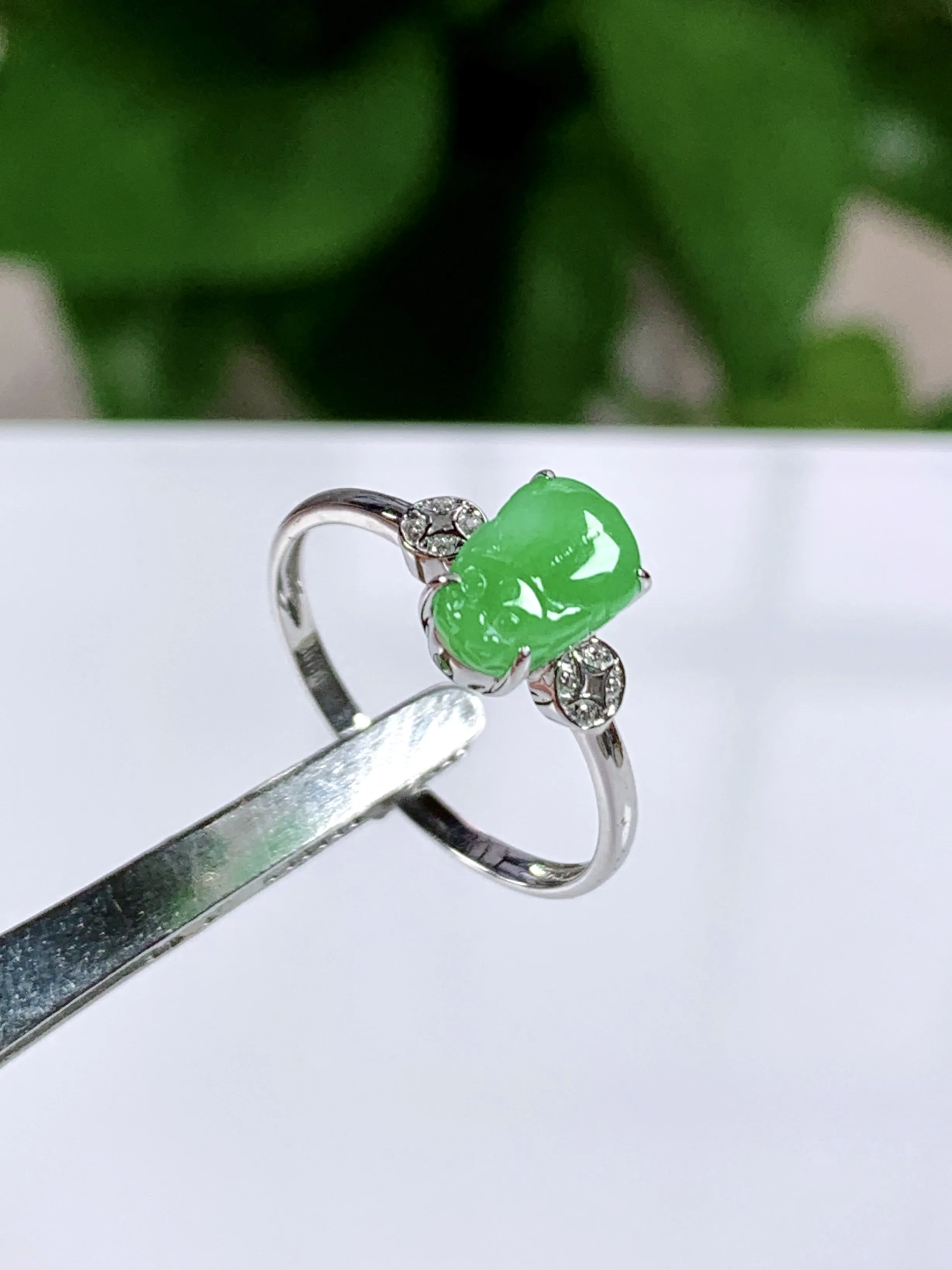 缅甸天然翡翠A货，18K金镶嵌冰种起胶满绿阳绿貔貅女式戒指，尺寸：圈口内径17.2mm=15号，整体