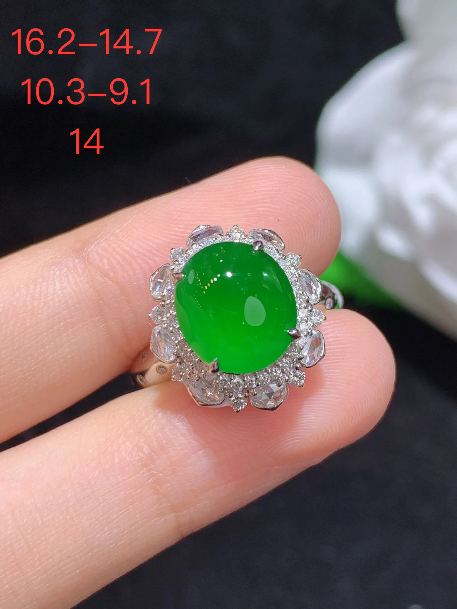 满绿蛋面戒指，18k金镶嵌，颜色清爽，水润，整体规格：16.2-14.7