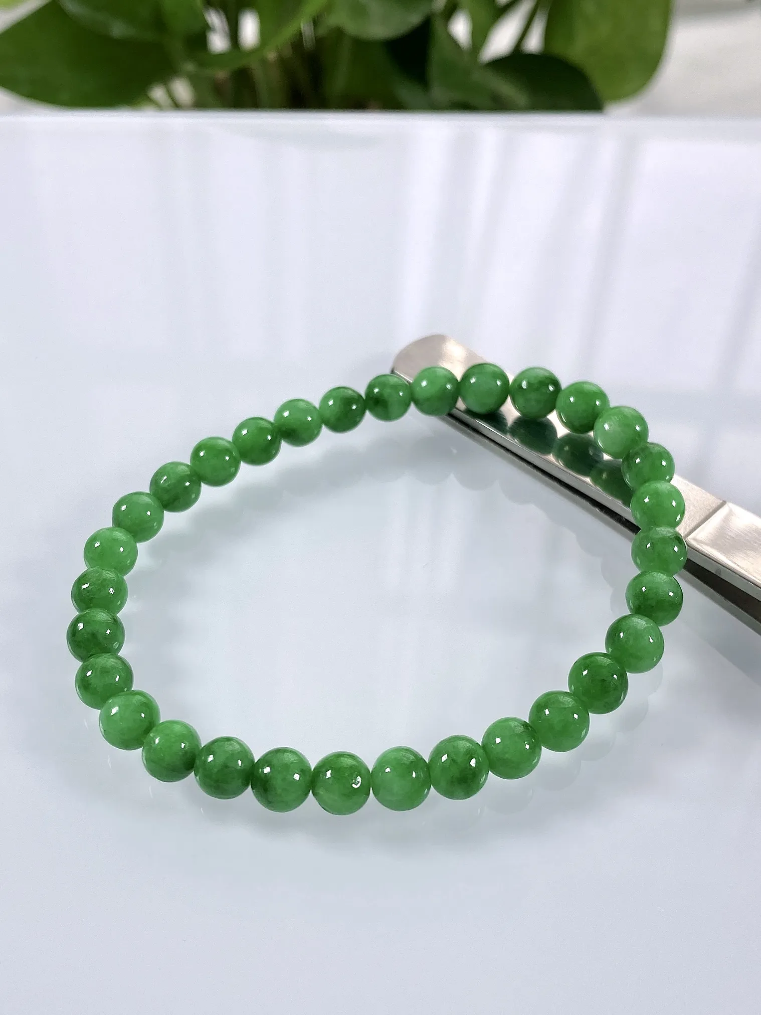 缅甸天然翡翠A货，卡5.8冰润满绿阳绿圆珠手串手链，尺寸：5.8mm/31颗，重量：9.84g