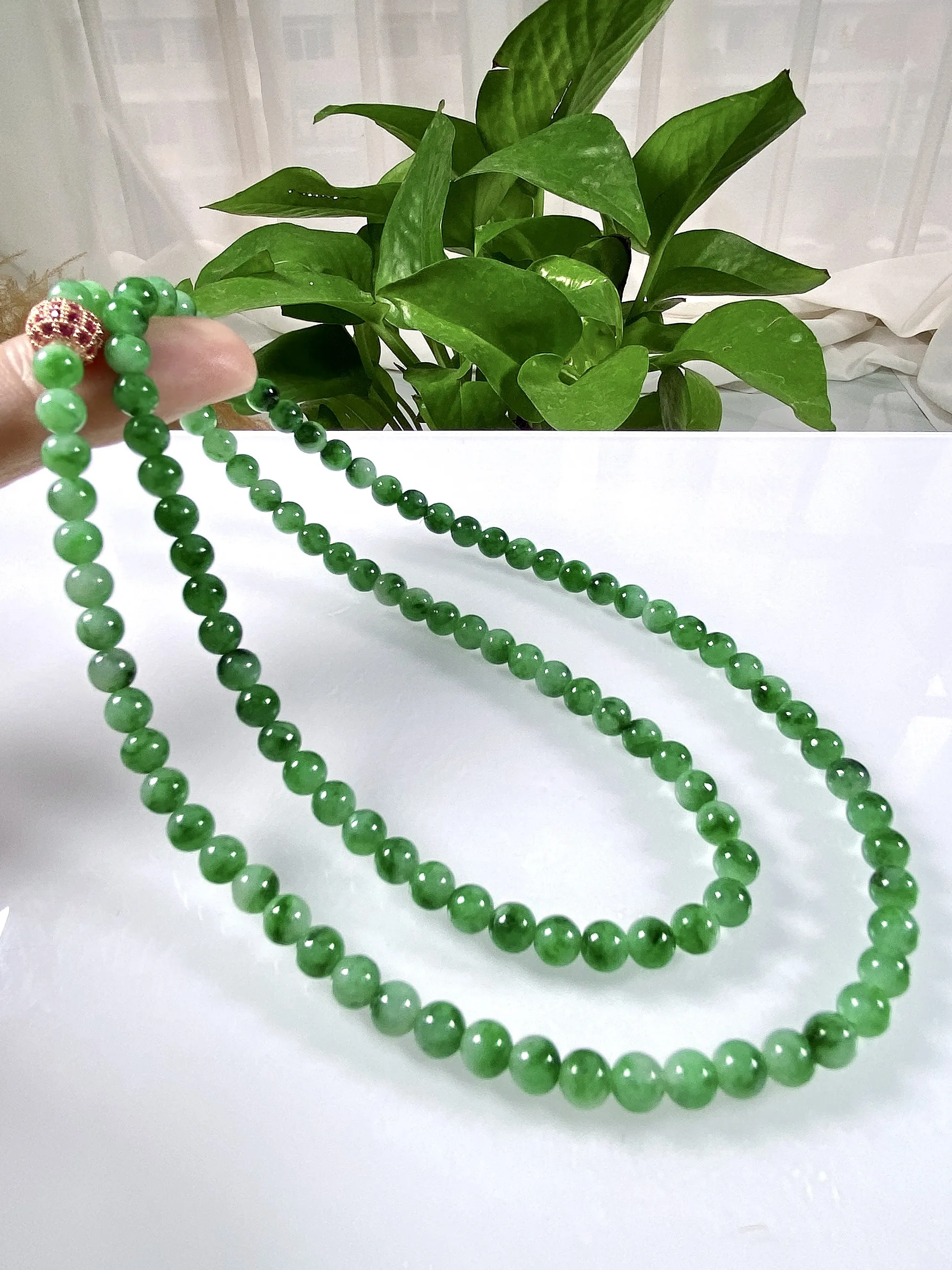 缅甸天然翡翠A货，冰润飘绿圆珠项链手链，尺寸：5.5mm/114颗，长度600mm，重量：32.17g