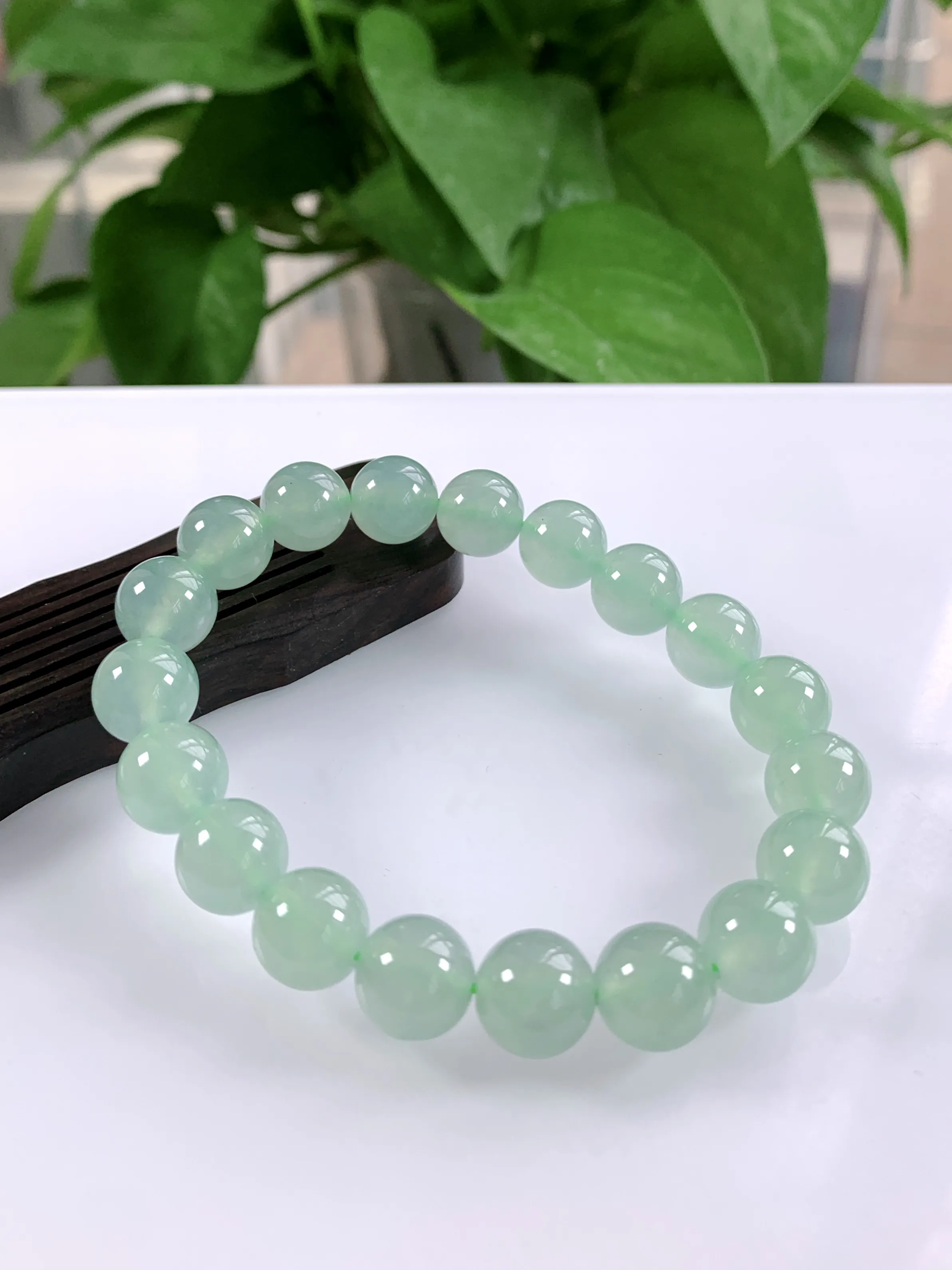 缅甸天然翡翠A货，冰种起胶晴水绿圆珠手串手链，尺寸：10mm/19颗，重量：33.16g，实物更美。