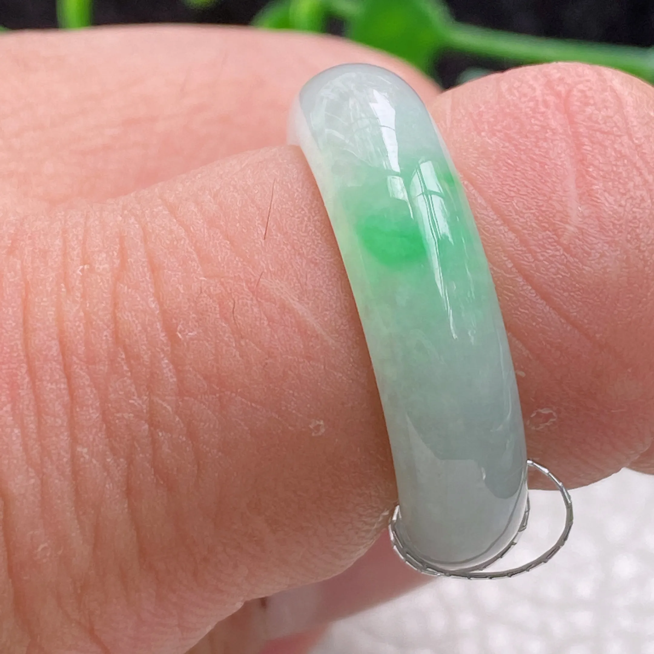 qxm自然光实拍 缅甸翡翠飘绿指环 20.5mm玉戒指，尺寸28.5*6.4*3.5mm，种老水润，